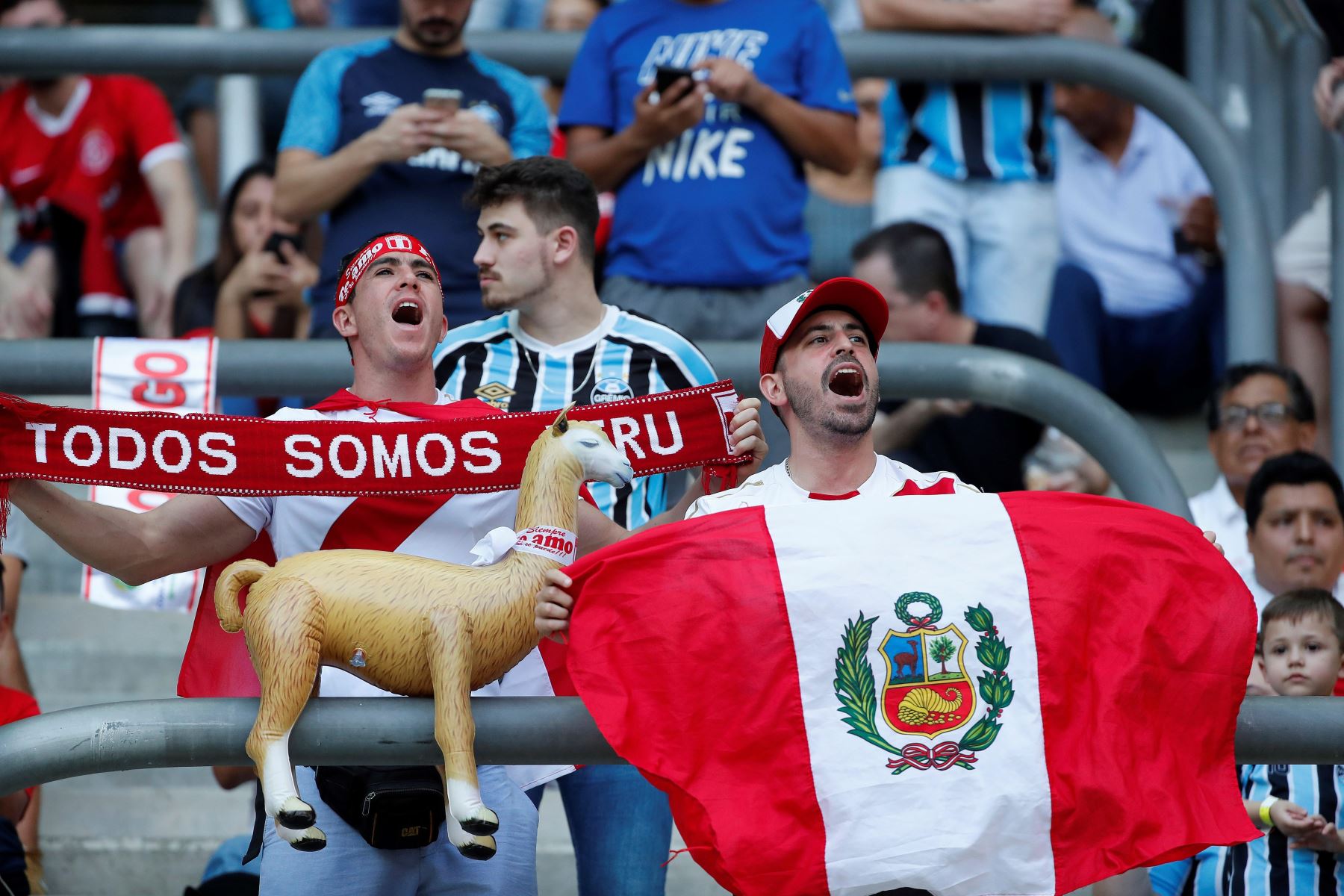Aficionados de Perú animan antes del partido Venezuela-Perú del Grupo A de la Copa América de Fútbol 2019 en  Brasil.
Foto: EFE