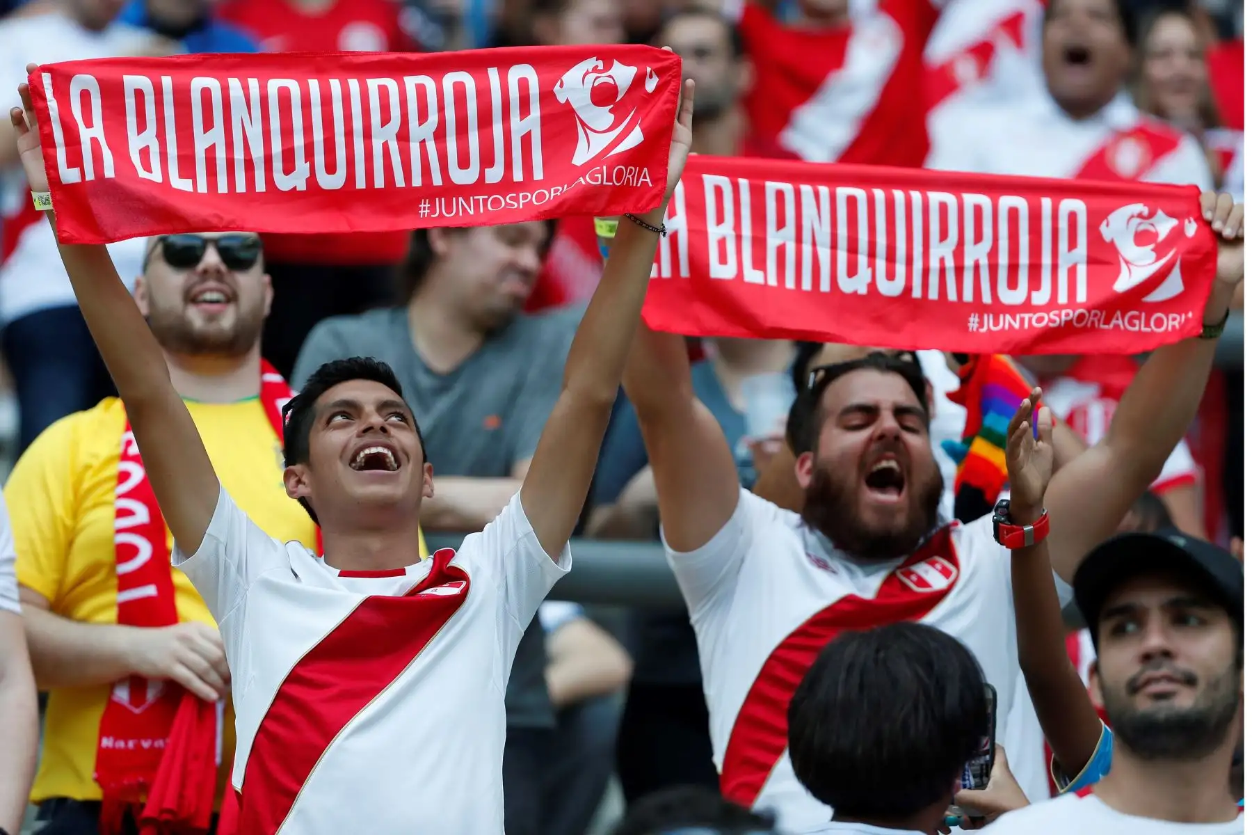Aficionados de Perú animan antes del partido Venezuela-Perú del Grupo A de la Copa América de Fútbol 2019 en  Brasil.
Foto: EFE