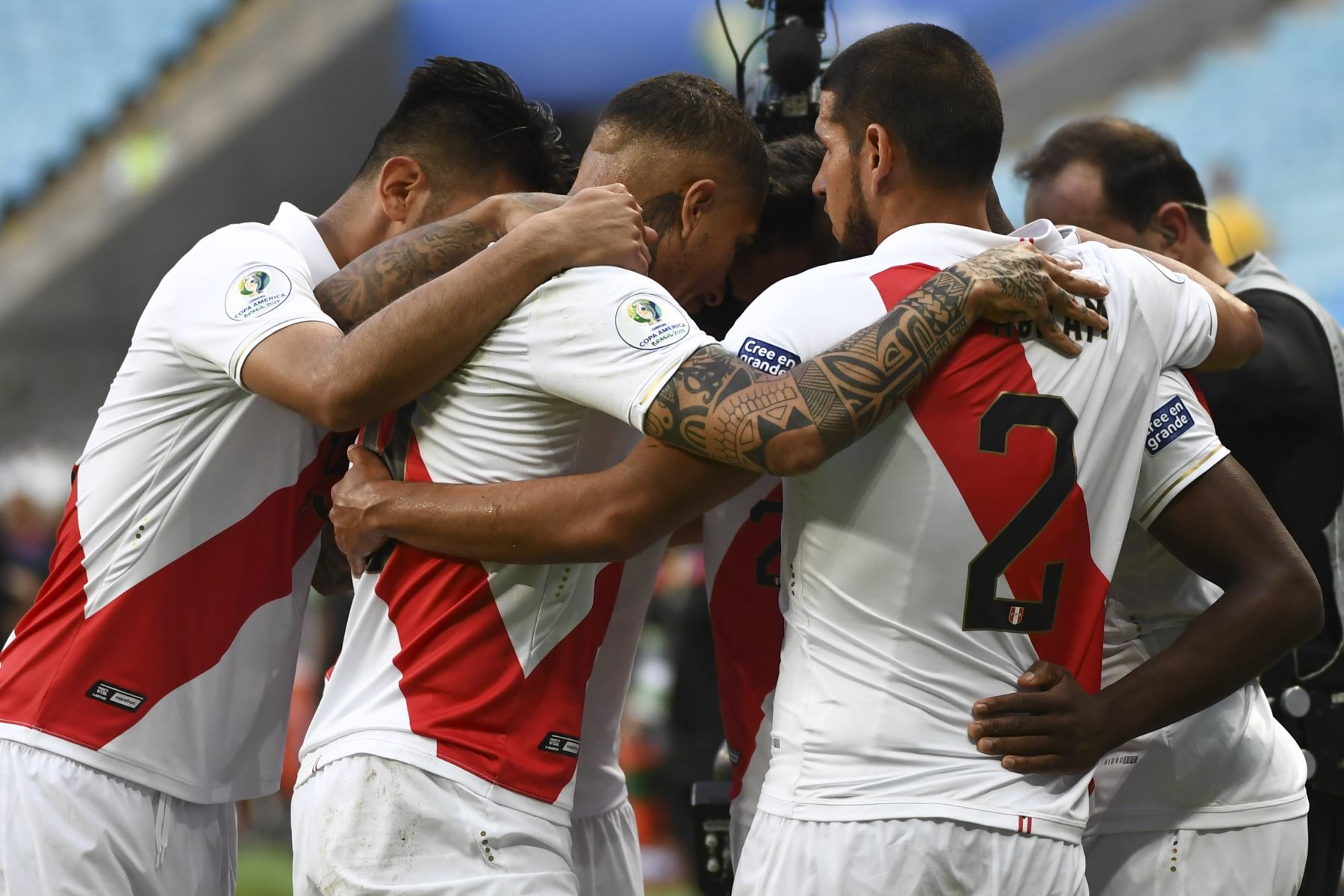 Los jugadores de Perú se abrazan en el partido  contra Venezuela en el torneo de fútbol de la Copa América en Brasil.
Foto:AFP