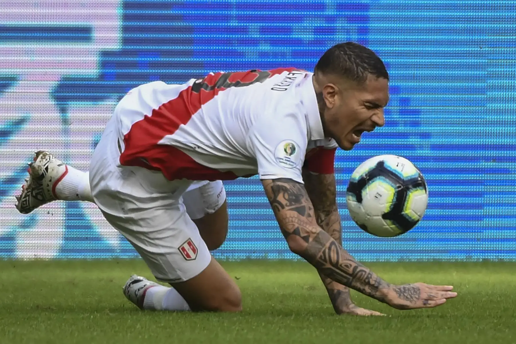 Paolo Guerrero, de Perú, cae durante el partido de torneo de fútbol de la Copa América contra Perú en Brasil.
Foto:AFP