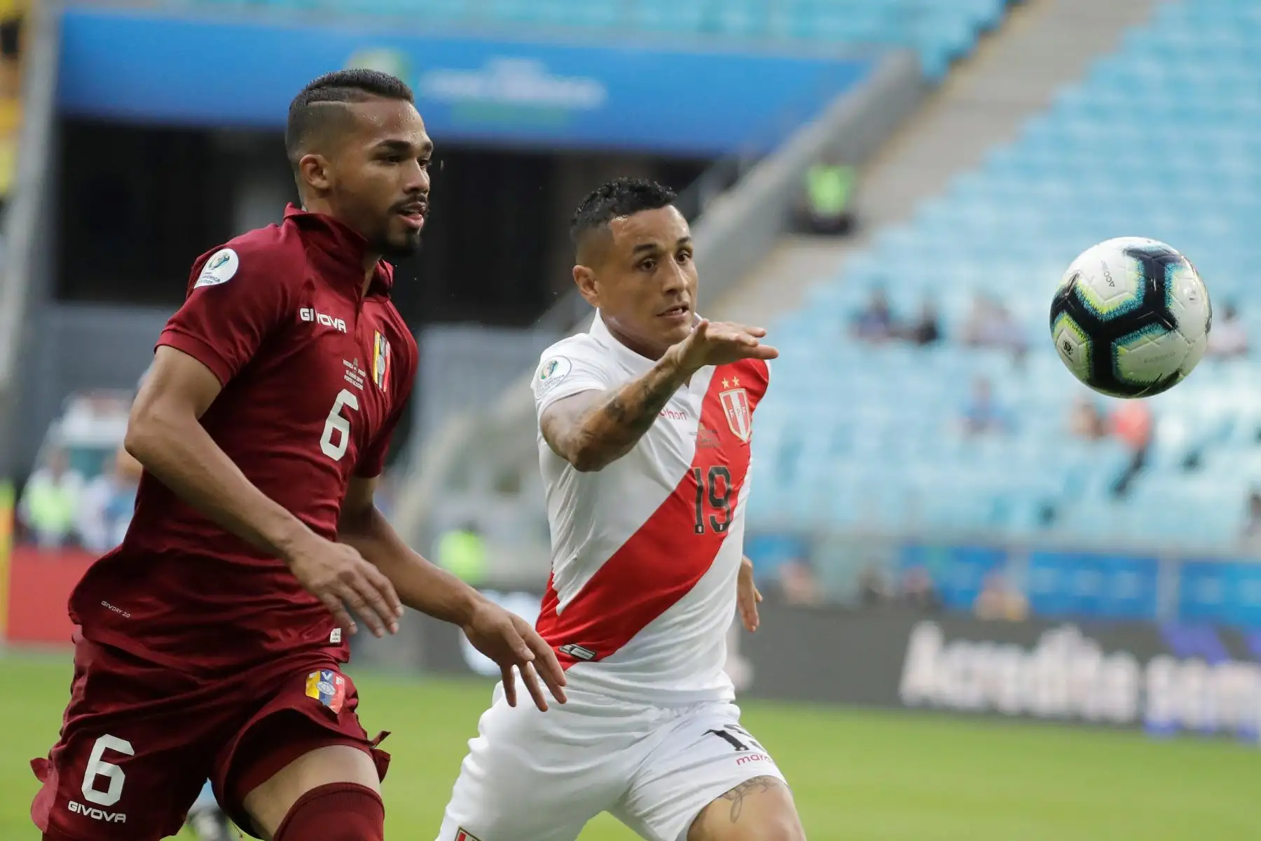 Víctor Yotún de Perú (d) disputa un balón con Yangel Herrera de Venezuela durante el partido Venezuela-Perú del Grupo A de la Copa América en Brasil.
Foto:AFP