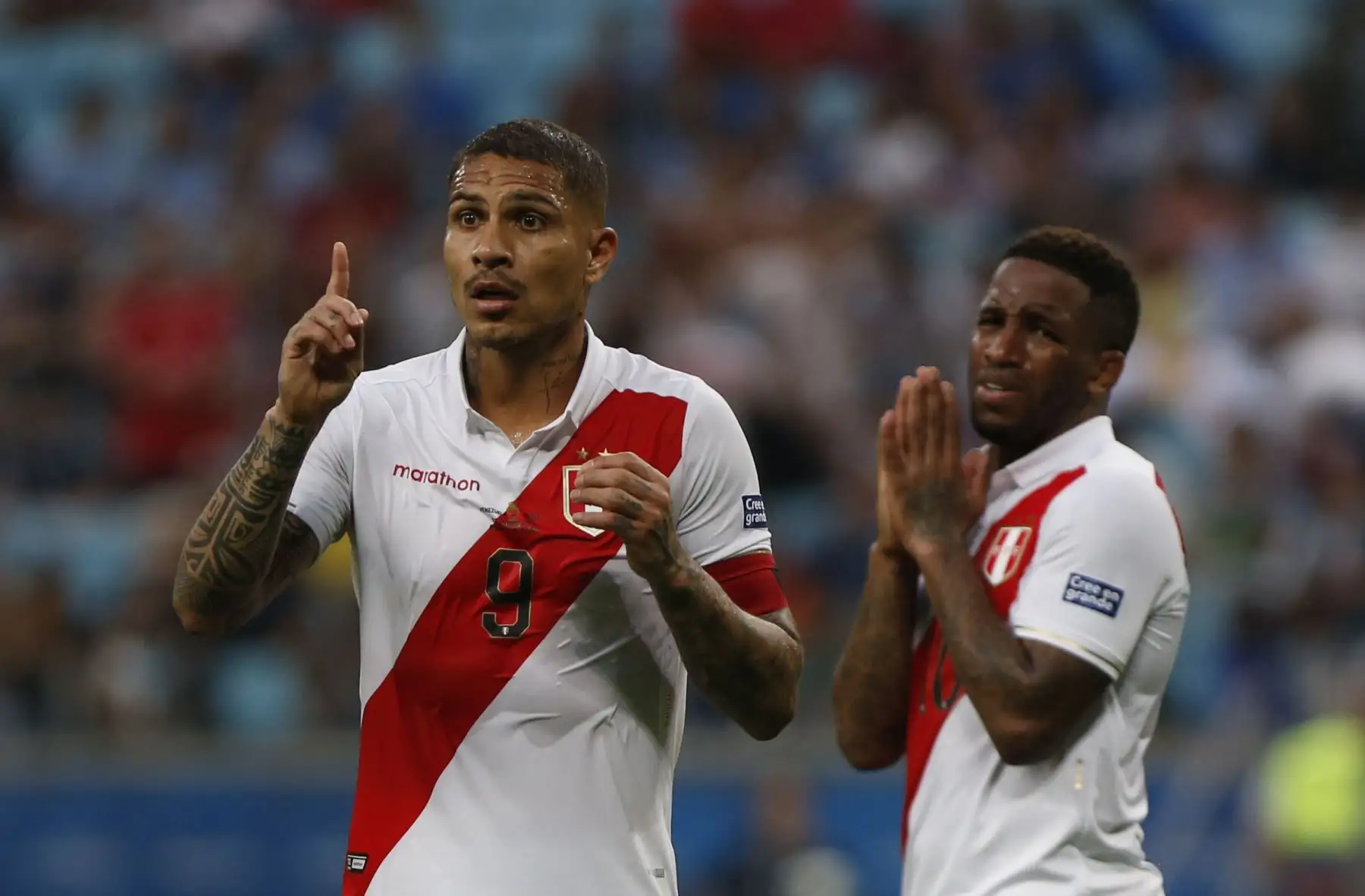 Paolo Guerrero (L) y Jefferson Farfan, de Perú, hicieron gestos durante su partido de torneo de fútbol de la Copa América contra Venezuela en el Gremio Arena en Porto Alegre en Brasil.
Foto:AFP