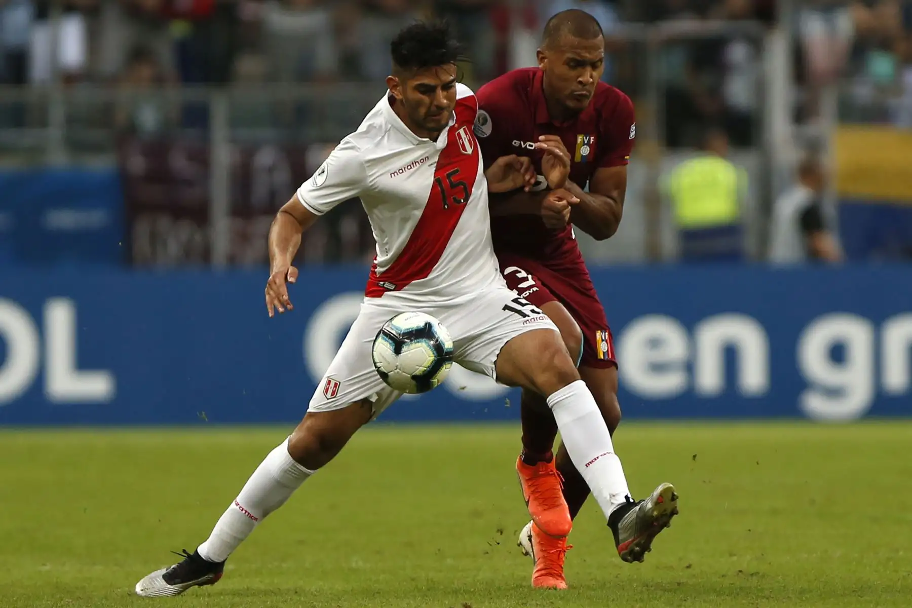 Carlos Zambrano (L) de Perú y Salomon Rondon de Venezuela compiten por el balón durante su partido de torneo de fútbol de la Copa América en el Gremio Arena en Porto Alegre en  Brasil.
Foto: AFP