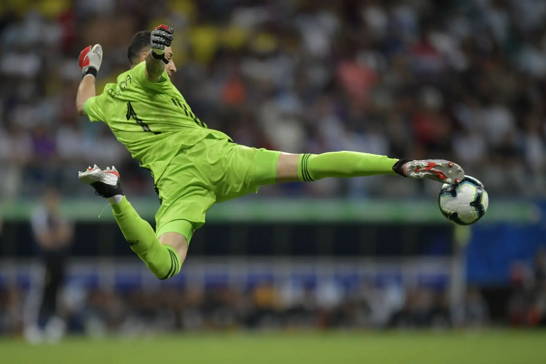 El portero colombiano David Ospina se extiende por la pelota durante el partido de la Copa América en el torneo de fútbol contra Argentina en el Fonte Nova Arena en Salvador, Brasil. AFP