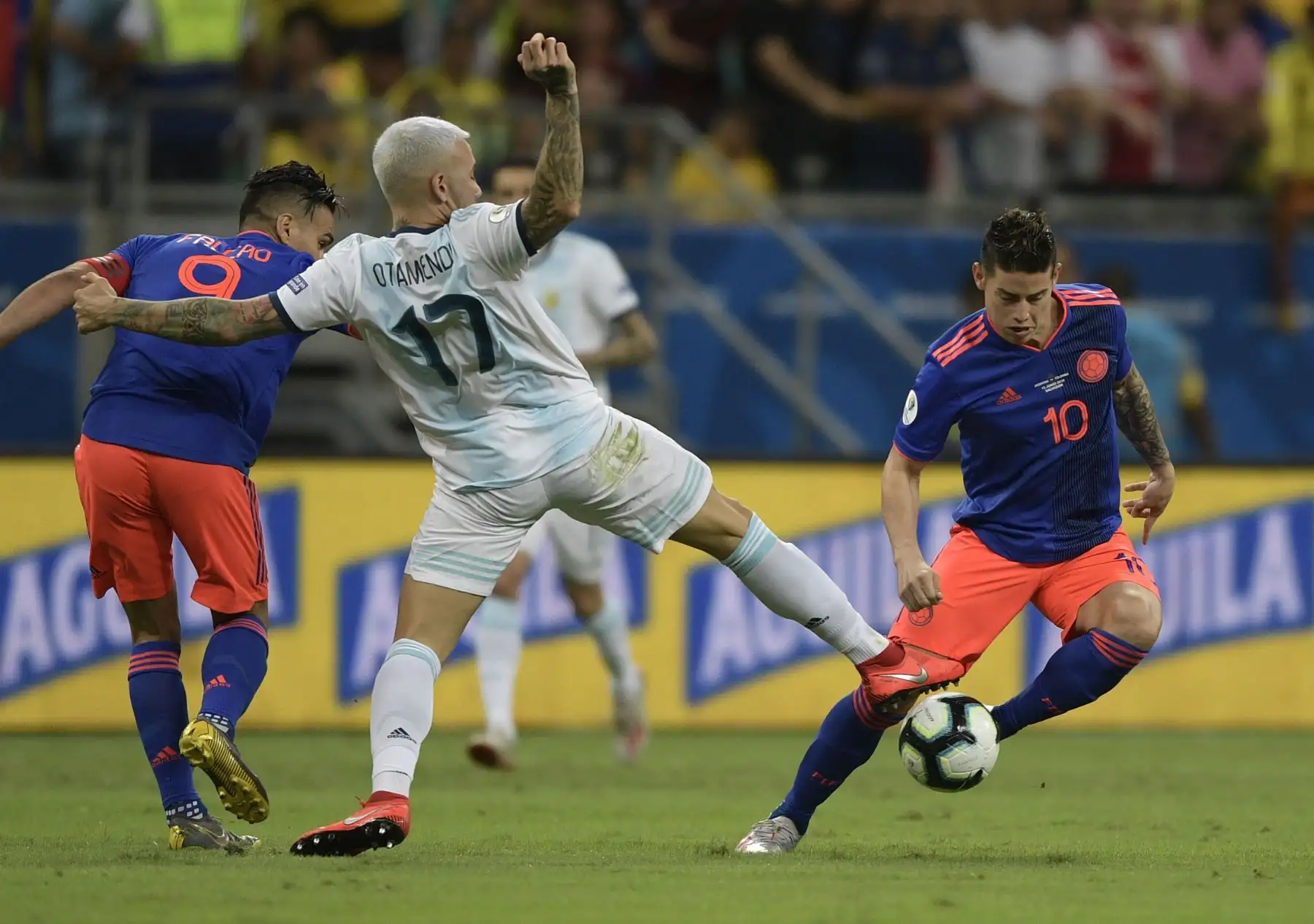 El argentino Nicolas Otamendi (C) compite con el colombiano Radamel Falcao (L) y James Rodriguez durante su partido de torneo de fútbol de la Copa América en el Fonte Nova Arena de Salvador, Brasil. AFP