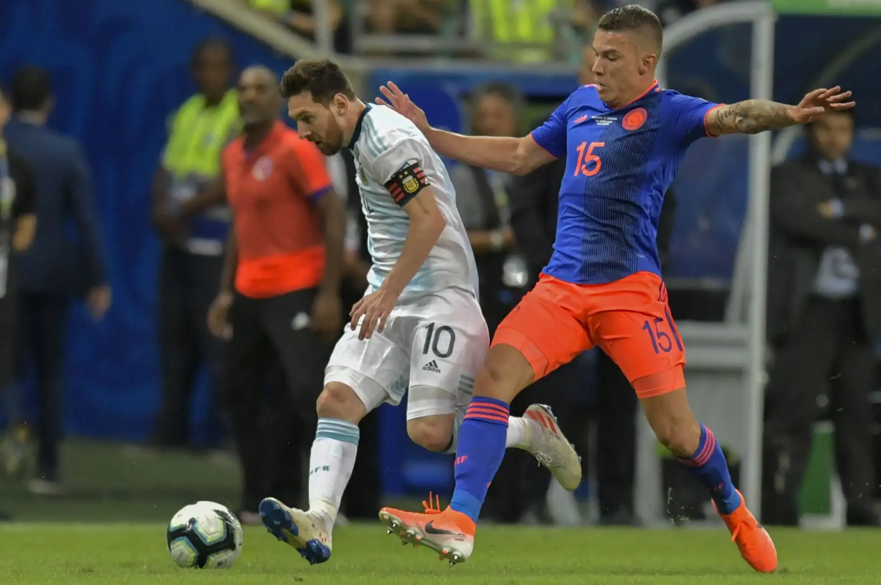 Lionel Messi (L) de Argentina está marcado por Mateus Uribe de Colombia durante su Copa América de fútbol. AFP