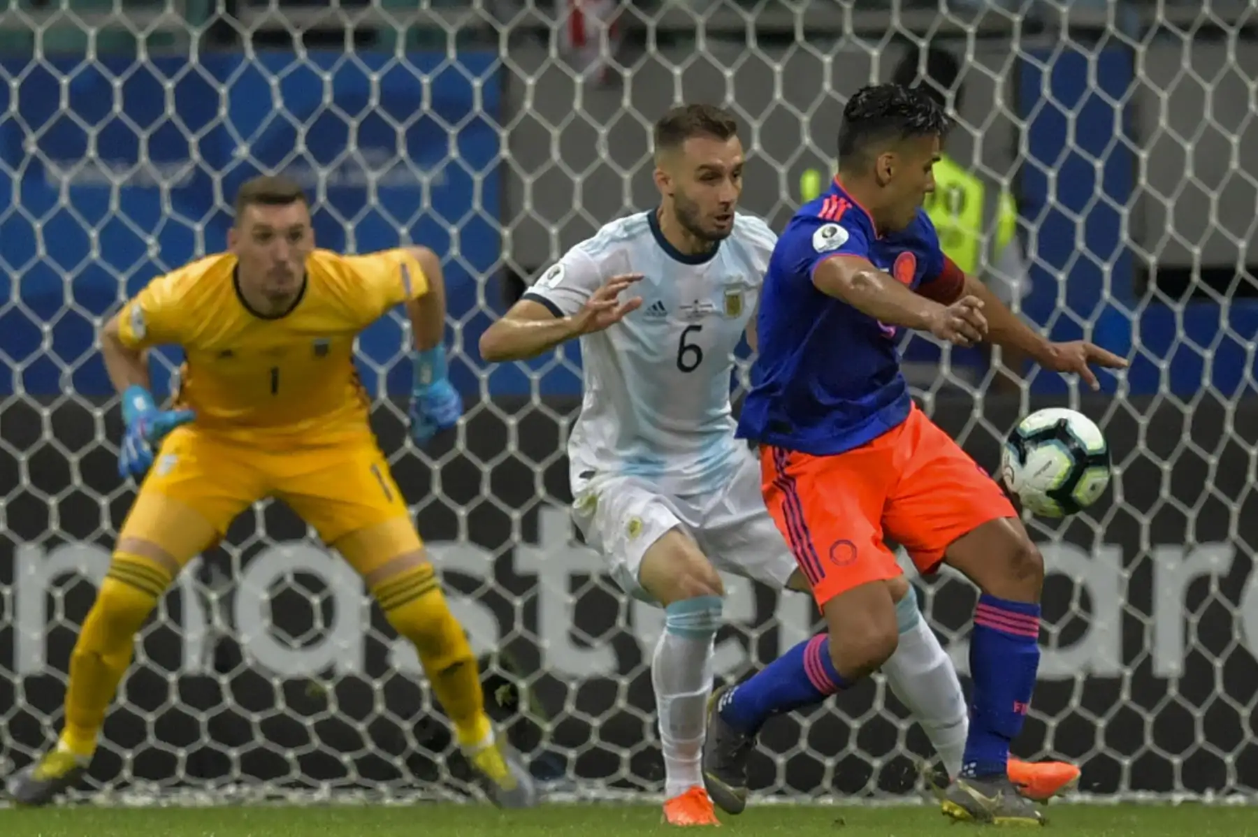 Radamel Falcao (R), de Colombia, está marcado por la alemana Pezzella (C) de Argentina, mientras que el arquero argentino Franco Armani observa durante su Copa América de fútbol. AFP