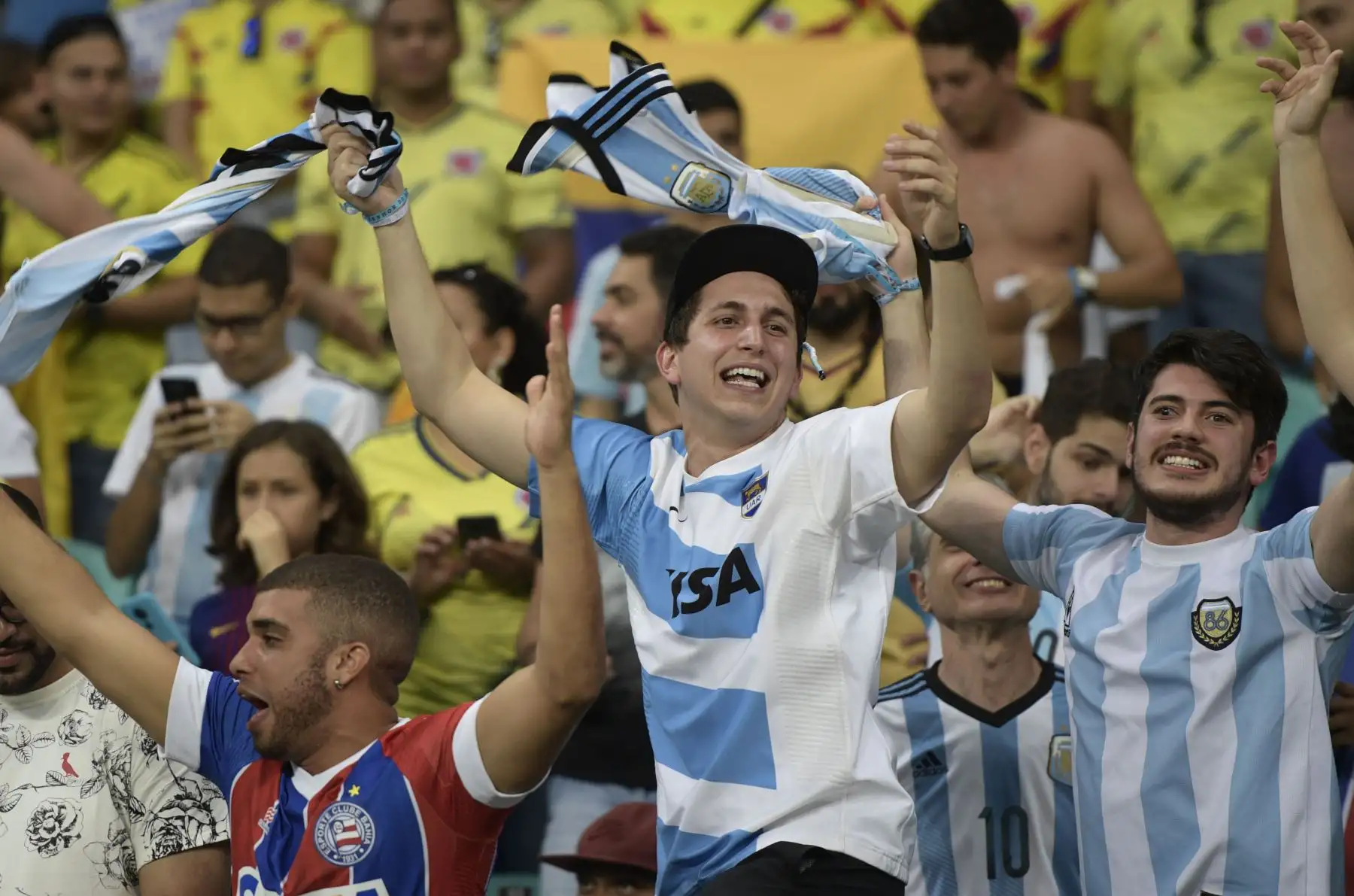 Los fanáticos de Argentina aplauden antes del inicio del partido de la Copa América en el torneo de fútbol contra Colombia en el Fonte Nova Arena en Salvador, Brasil. AFP