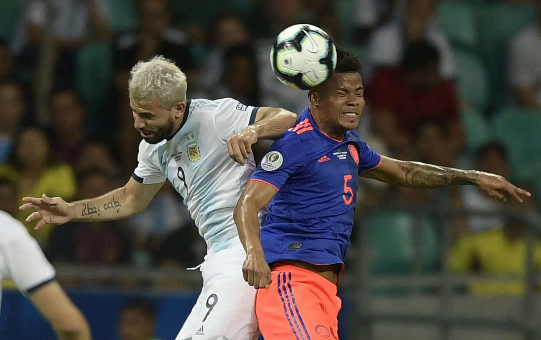 Sergio Agüero (L) de Argentina y Wilmar Barrios de Colombia compiten por el balón durante su Copa América de fútbol. AFP