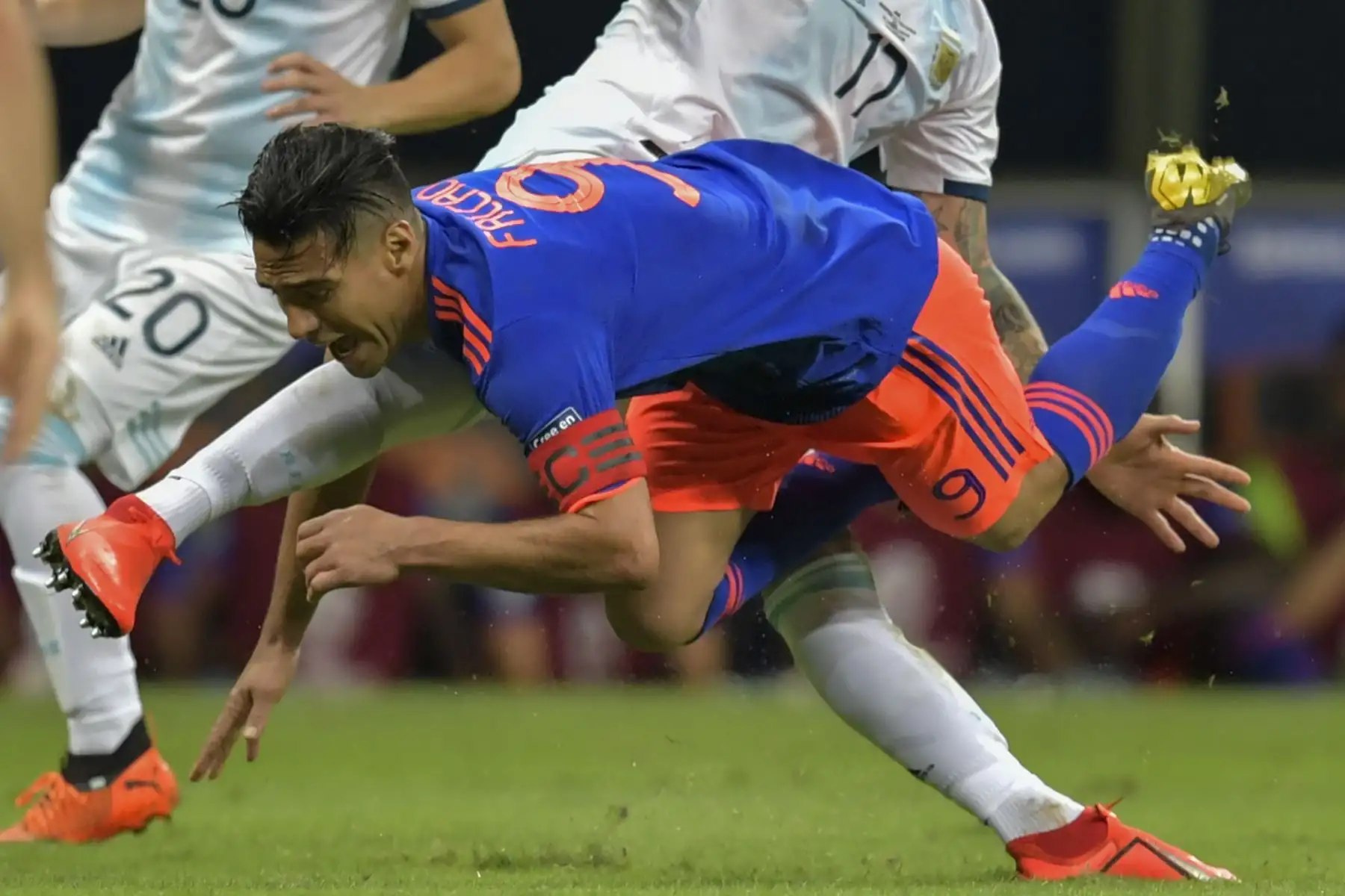 Radamel Falcao de Colombia cae durante el partido del torneo de fútbol de Copa América contra Argentina en el Fonte Nova Arena en Salvador, Brasil. AFP