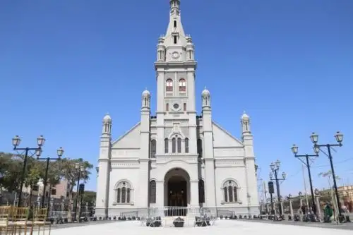 El Templo del Señor de Luren de Ica es parte integrante del ambiente urbano monumental (arquerías, plaza y templo).