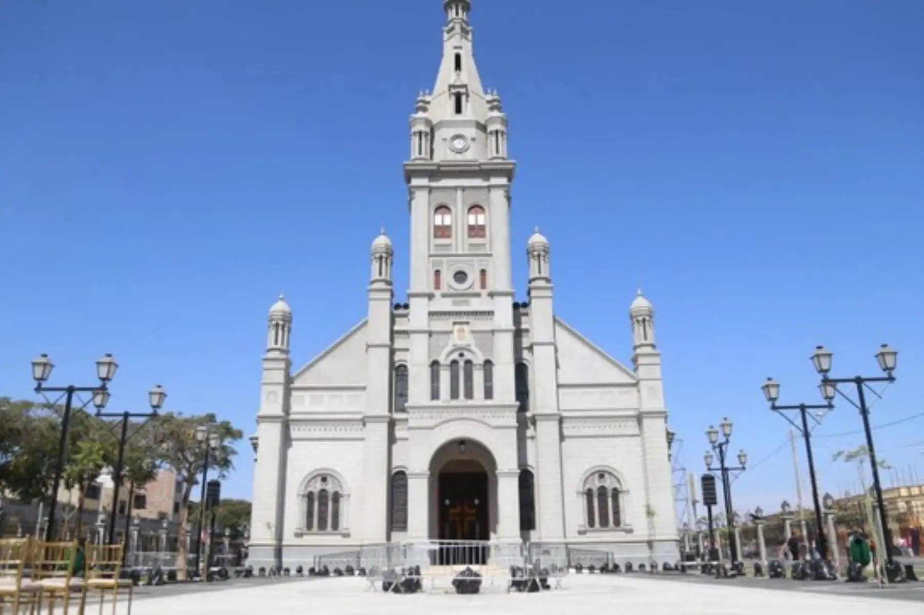 El Templo del Señor de Luren de Ica es parte integrante del ambiente urbano monumental (arquerías, plaza y templo).