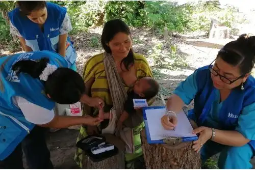 Enfermeras y técnicas de la Red Asistencial Madre de Dios se desplazaron por vías fluvial y terrestre hacia las comunidades machiguengas para vacunar a los niños contra el sarampión, polio y rubeola.