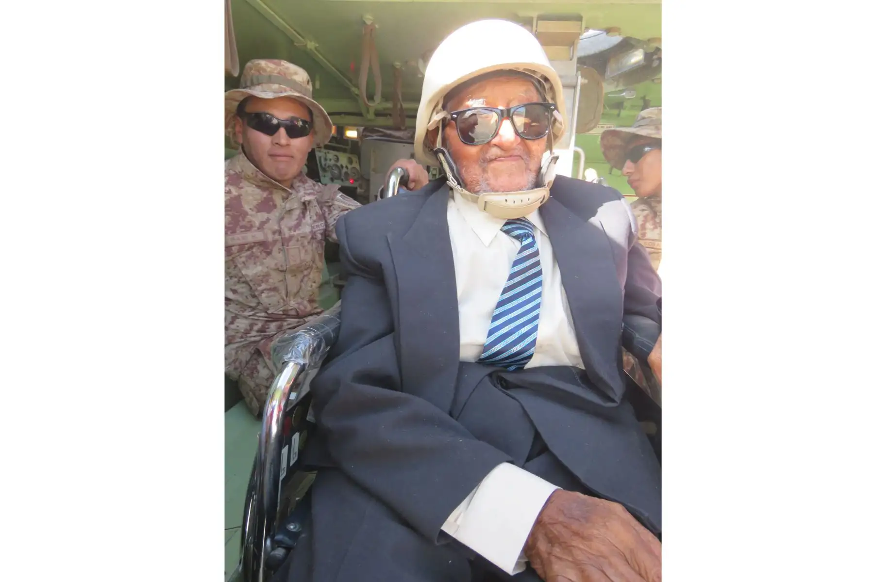 Don Rafael Sanjinéz Mamani, el hombre más longevo de la región Moquegua recibe homenaje del Ejército Peruano. 
Foto: Difusión Pensión 65 Don Rafael Sanjinéz Mamani, el hombre más longevo de la región Moquegua recibe homenaje del Ejército Peruano. 
Foto: Difusión Pensión 65