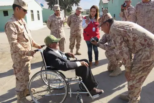 Don Rafael Sanjinez Mamani, el hombre más longevo de la región Moquegua, recibió homenaje del Ejército del Perú. Foto: Difusión Pensión 65