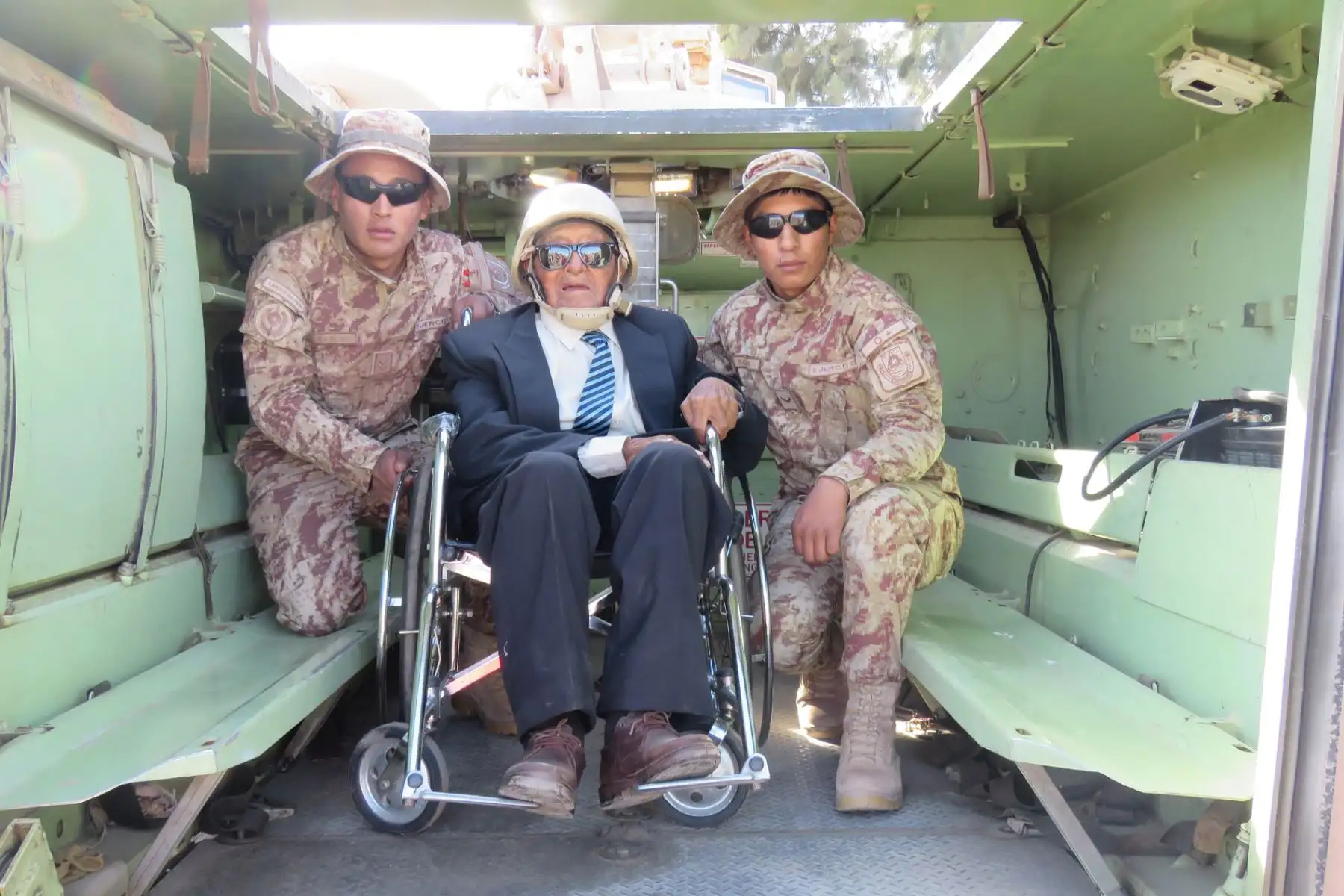 Don Rafael Sanjinéz Mamani, el hombre más longevo de la región Moquegua recibe homenaje del Ejército Peruano. 
Foto: Difusión Pensión 65 Don Rafael Sanjinéz Mamani, el hombre más longevo de la región Moquegua recibe homenaje del Ejército Peruano. 
Foto: Difusión Pensión 65