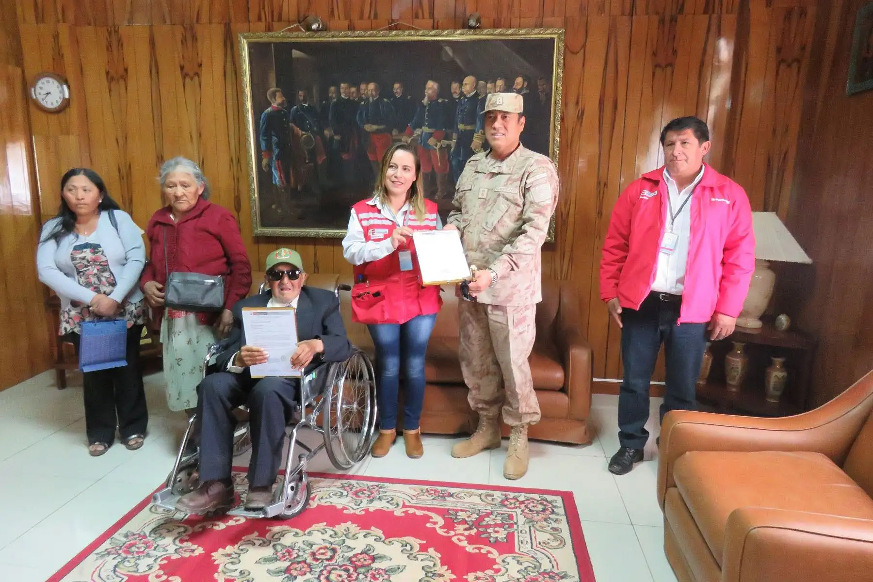 Rafael Sanjinéz Mamani de 107 años hizo en Moquegua,  mérito a su servicio militar voluntario y es homenajeado por ser ejemplo para los más jóvenes de su comunidad.
Foto: Difusión Pensión 65 Rafael Sanjinéz Mamani de 107 años hizo en Moquegua,  mérito a su servicio militar voluntario y es homenajeado por ser ejemplo para los más jóvenes de su comunidad.
Foto: Difusión Pensión 65