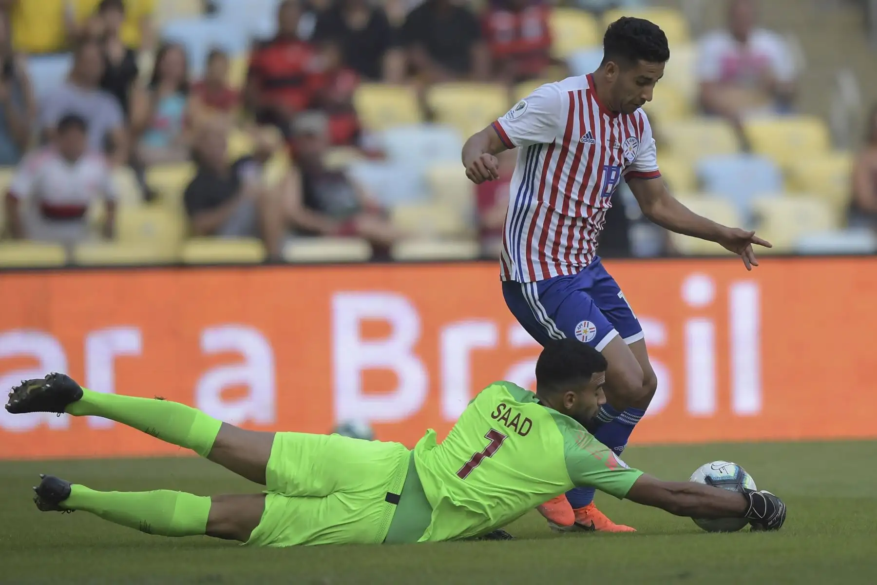 Cecilio Dominguez (R), de Paraguay, compite con el portero de Qatar, Saad Sheeb, durante su partido de torneo de fútbol de la Copa América en el estadio Maracana en Río de Janeiro de Brasil.Foto: AFP