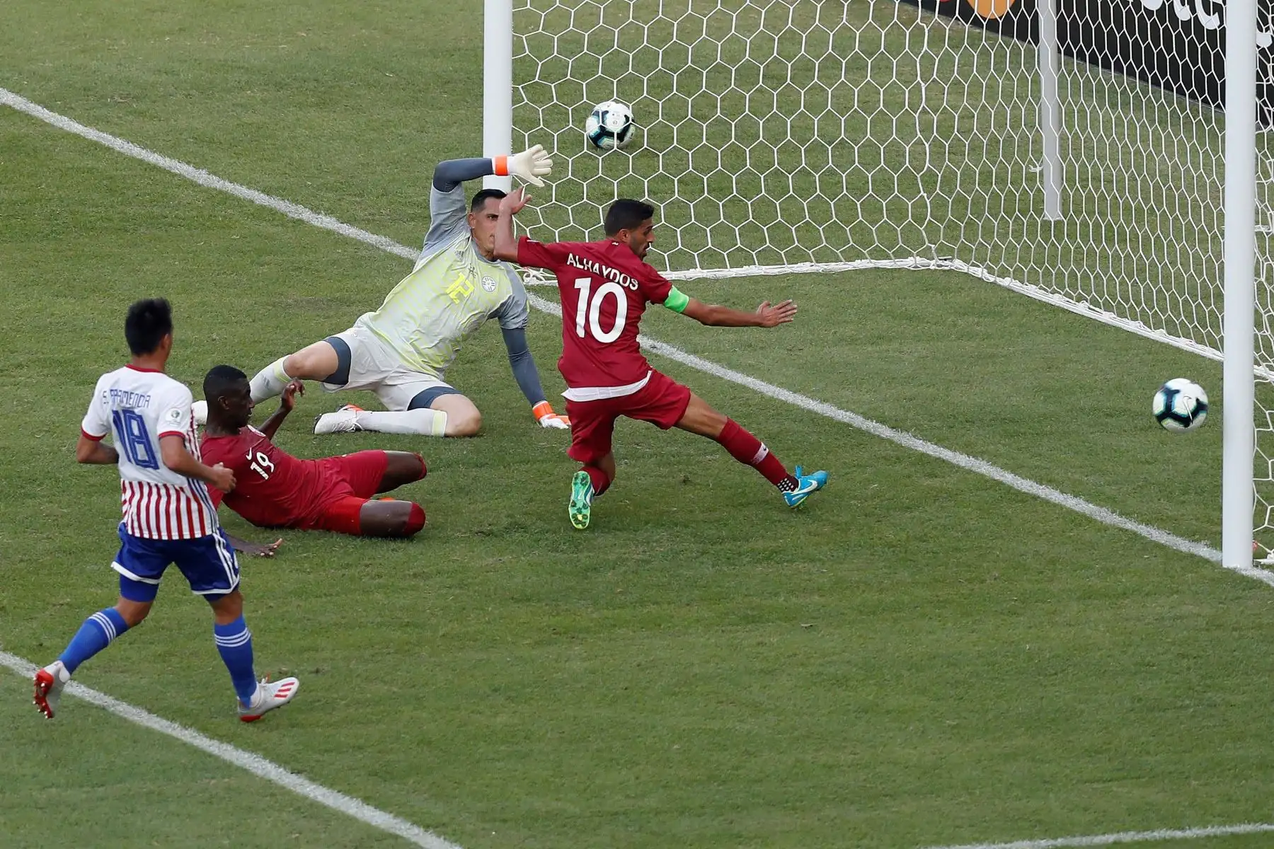 El arquero de Paraguay Anthony Silva (2-d) enfrenta aHasan Alhaydos (d) de Catar durante el partido Paraguay-Catar del Grupo B de la Copa América de Fútbol 2019, en el Estadio Maracanã de Río de Janeiro.
Foto: EFE