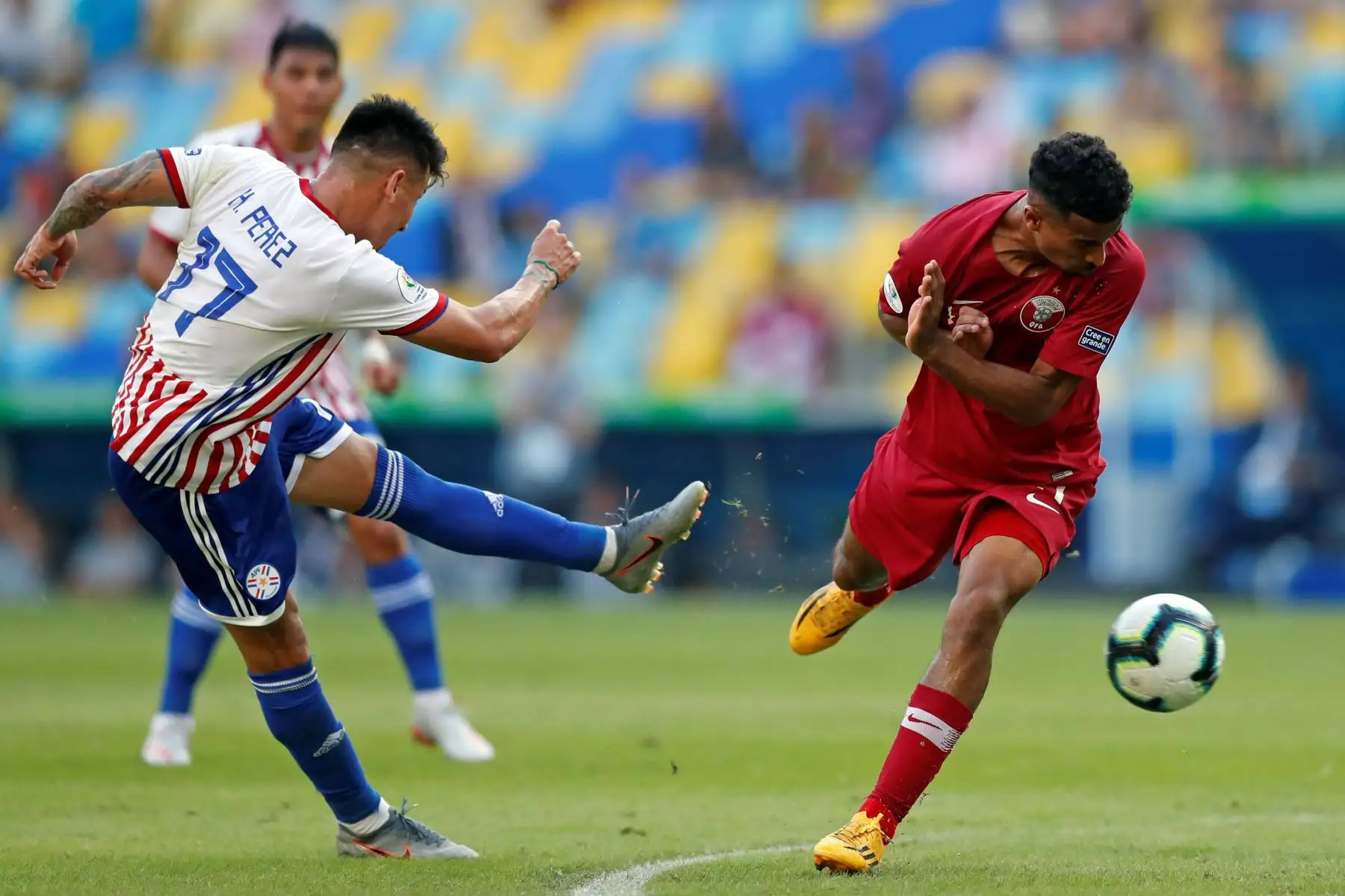 Celso Ortiz de Paraguay pelea un balón con Akram Afif de Catar durante el partido Paraguay-Catar del Grupo B de la Copa América de Fútbol 2019, en el Estadio Maracanã de Río de Janeiro en Brasil.
Foto: AFP
