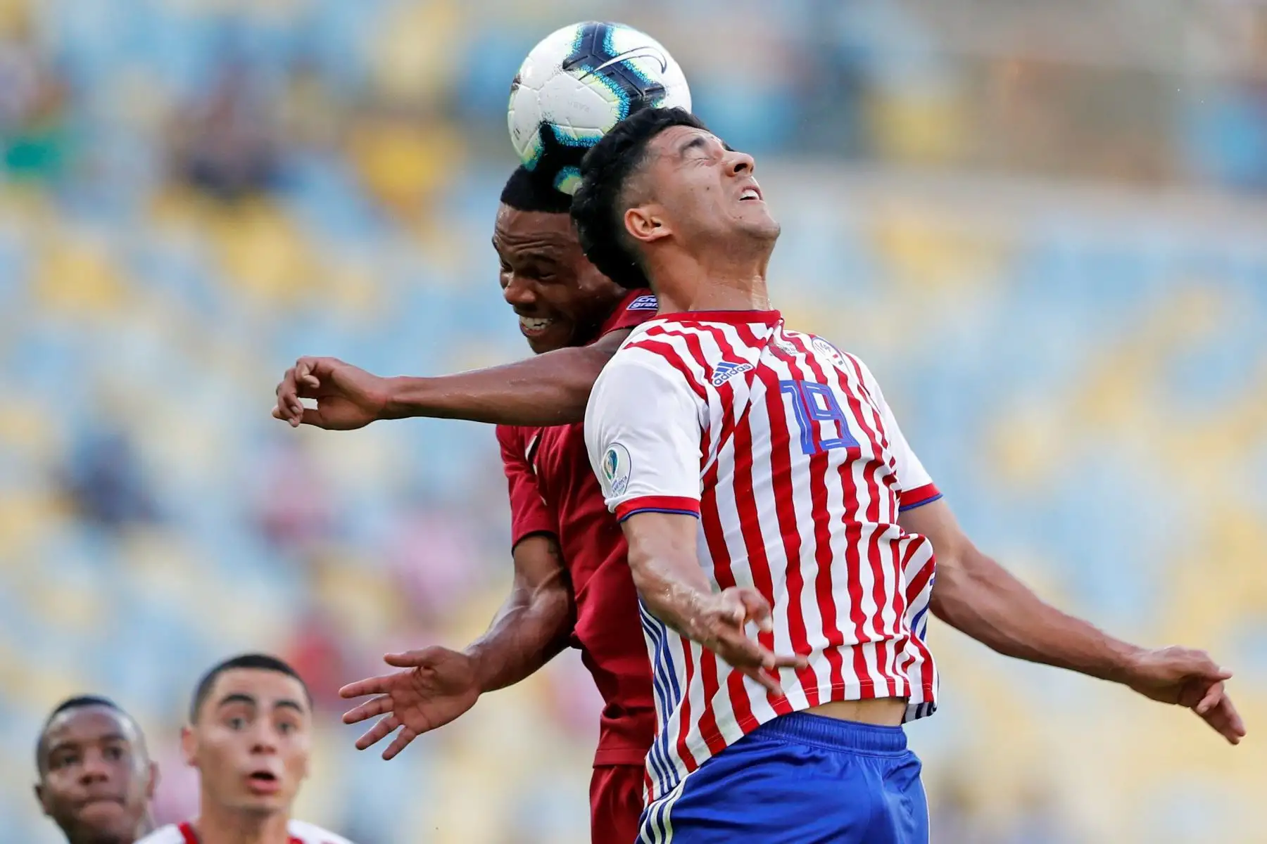 Cecilio Domínguez (d) de Paraguay y Almoez Abdooulla de Catar saltan por el balón durante el partido Paraguay-Catar del Grupo B de la Copa América de Fútbol 2019, en el Estadio Maracanã de Río de Janeiro.
Foto: EFE