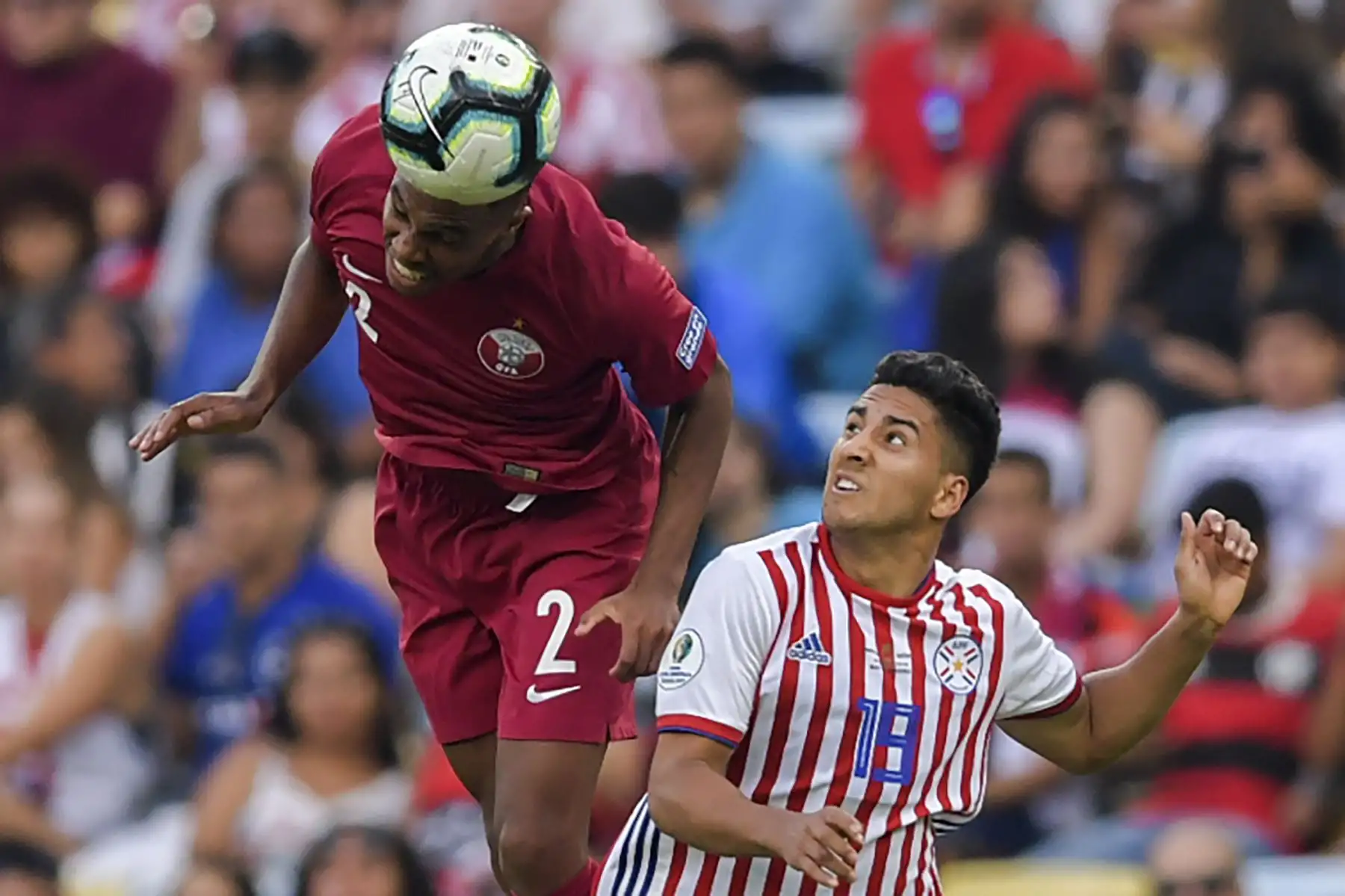Pedro Correira (L) de Qatar encabeza el balón junto a Cecilio Domínguez de Paraguay durante su partido de torneo de fútbol de la Copa América en el Estadio Maracaná de Río de Janeiro.
Foto: AFP