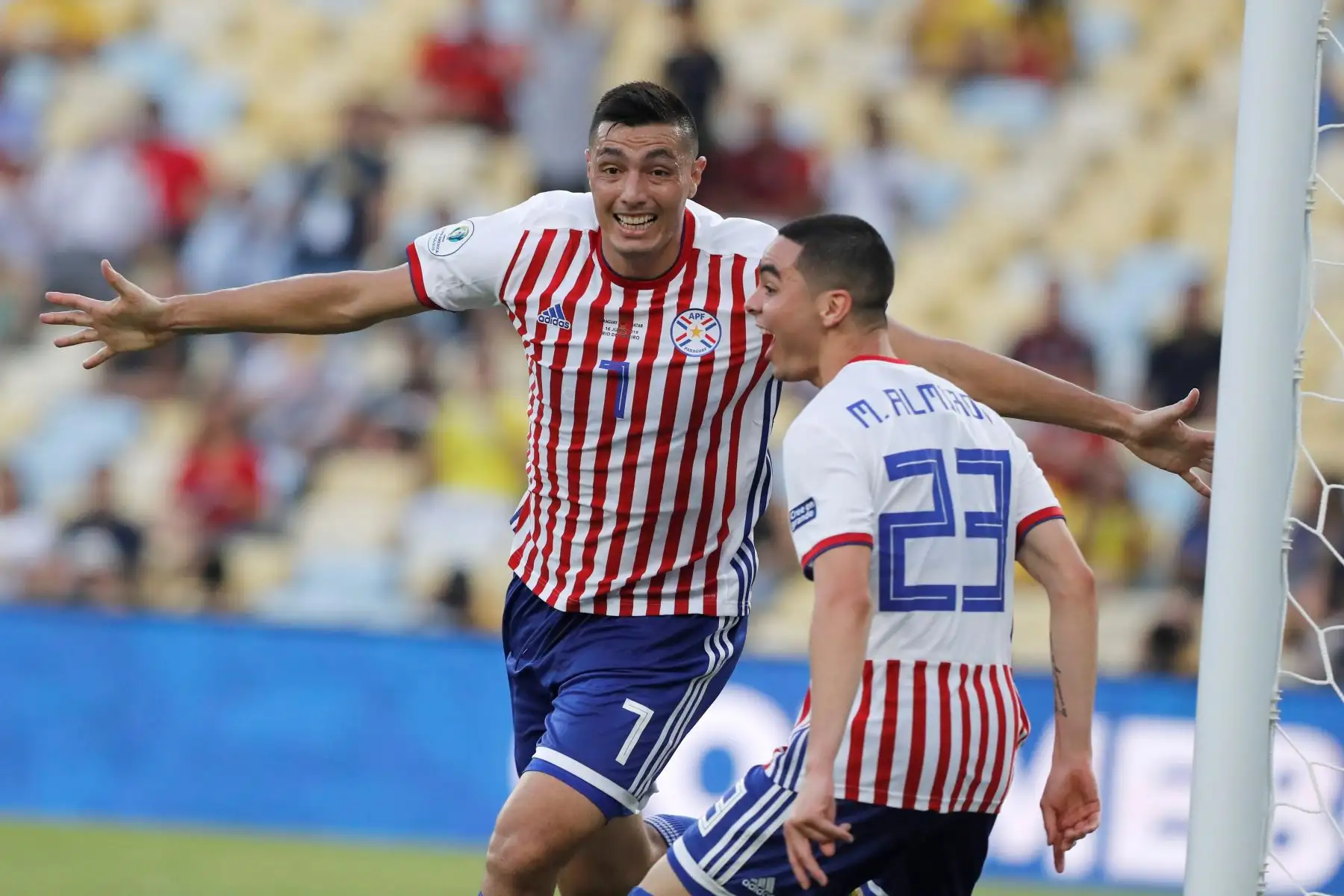 El jugador Oscar Cardozo (i) de Paraguay celebra un gol durante el partido Paraguay-Catar del Grupo B de la Copa América de Fútbol 2019, en el Estadio Maracanã de Río de Janeiro, Brasil.
Foto: EFE