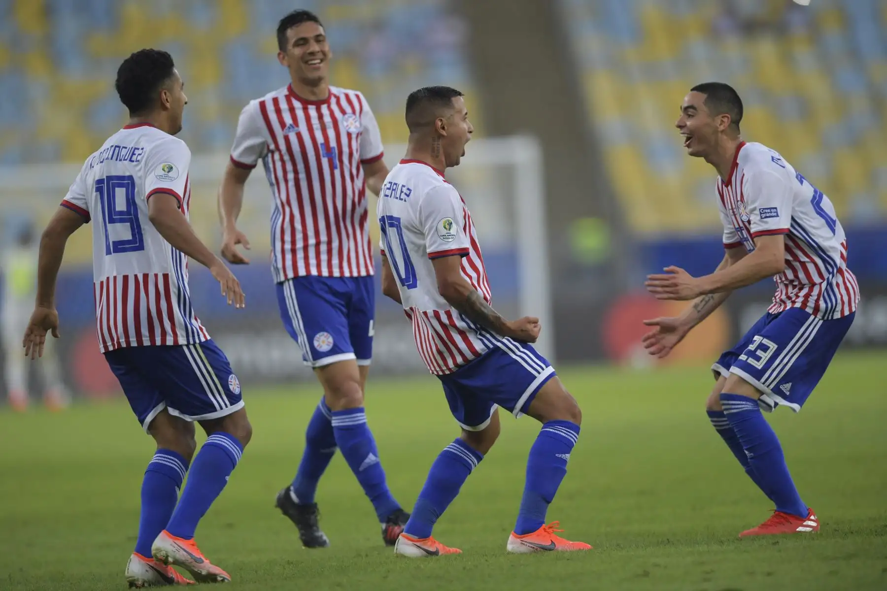 El paraguayo Derlis González (2-R) celebra con sus compañeros de equipo después de anotar contra Qatar durante su partido de torneo de fútbol de la Copa América en el estadio Maracana en Río de Janeiro, Brasil
.Foto: AFP