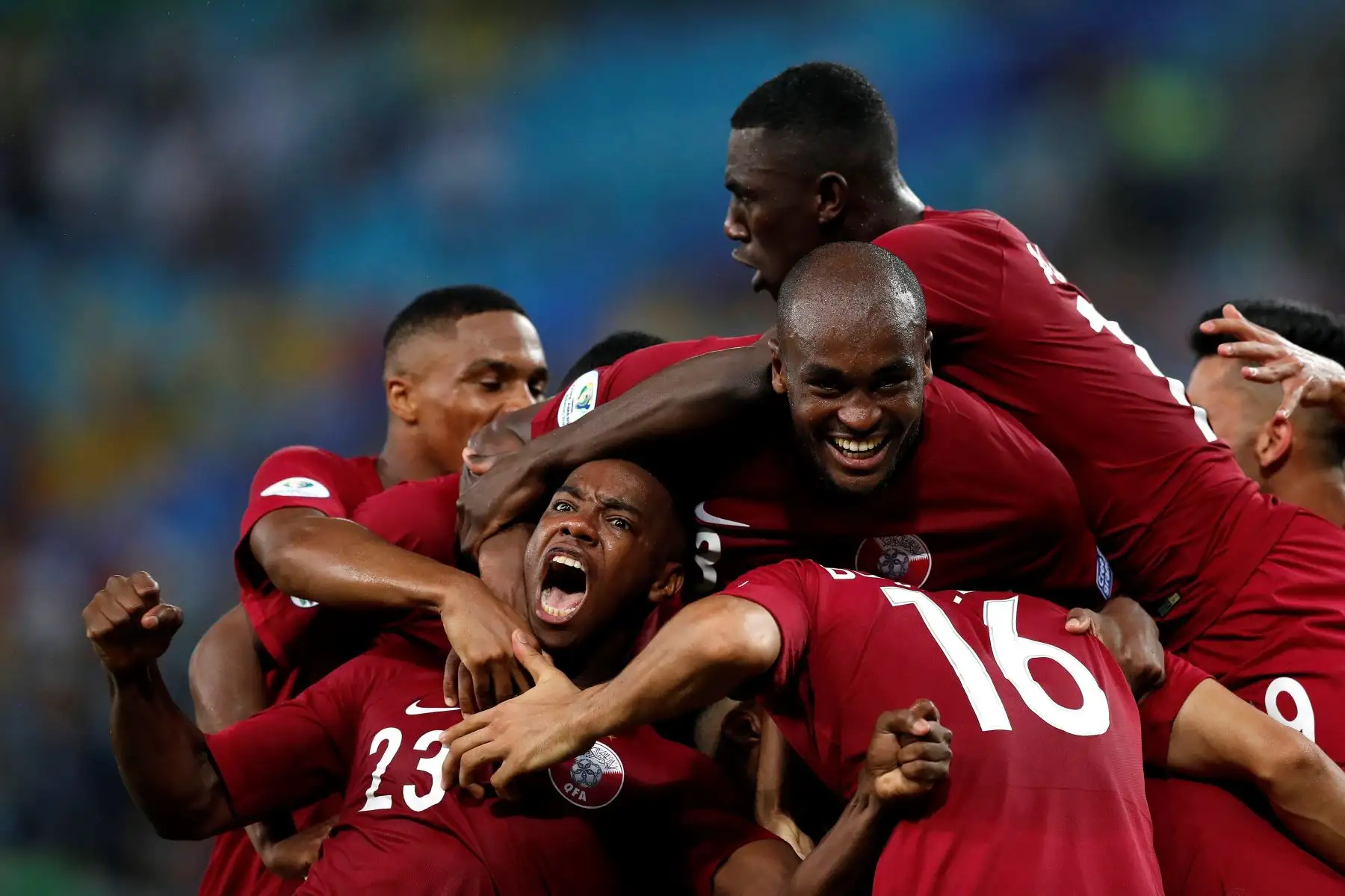 Jugadores de Catar celebran un gol de Boualem Khoukhi (16) durante el partido Paraguay-Catar del Grupo B de la Copa América de Fútbol 2019.
Foto: EFE