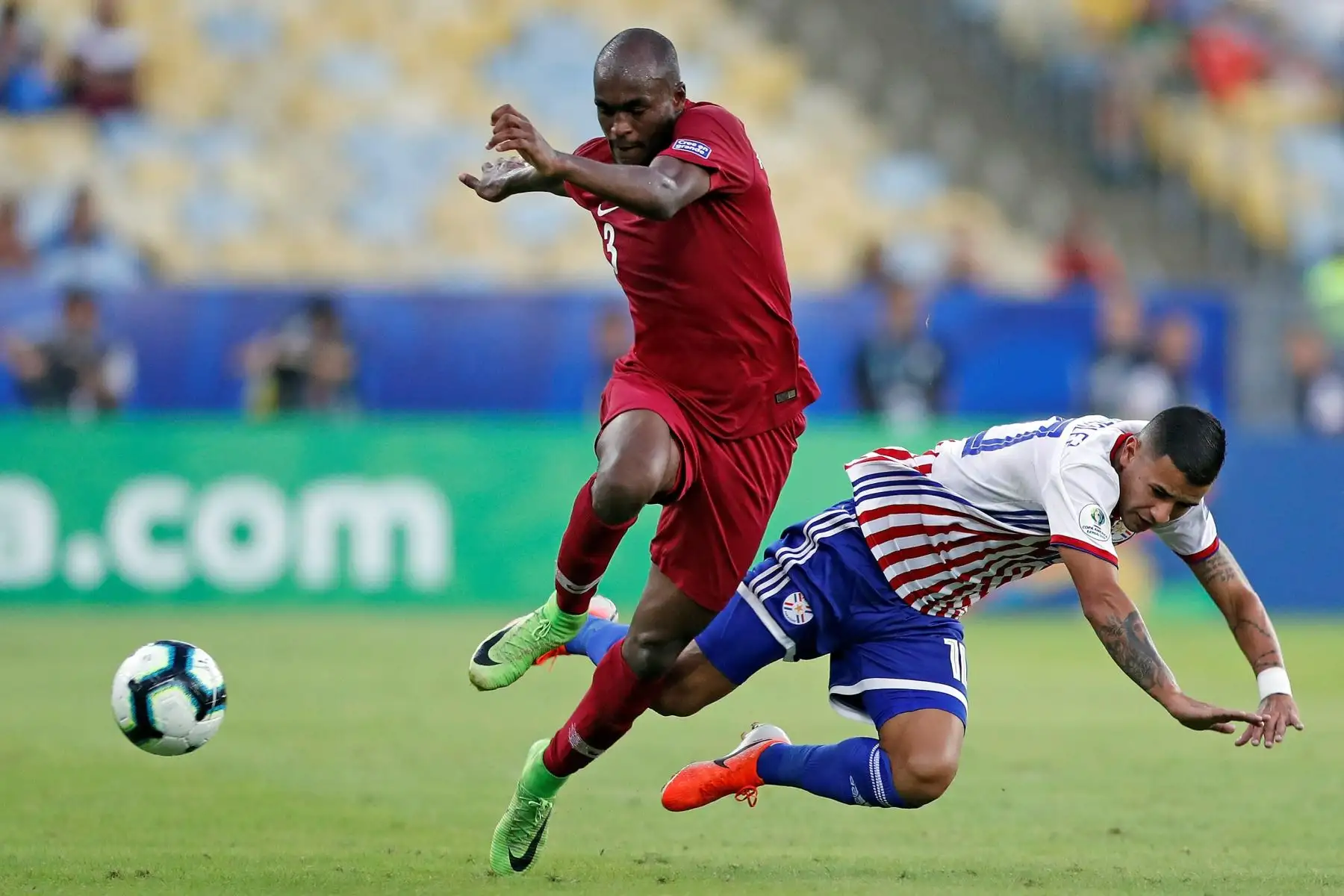 Abdelkarim Fadlalla (i) de Catar disputa un balón con Derlis González de Paraguay durante el partido Paraguay-Catar del Grupo B de la Copa América de Fútbol 2019.
Foto: EFE