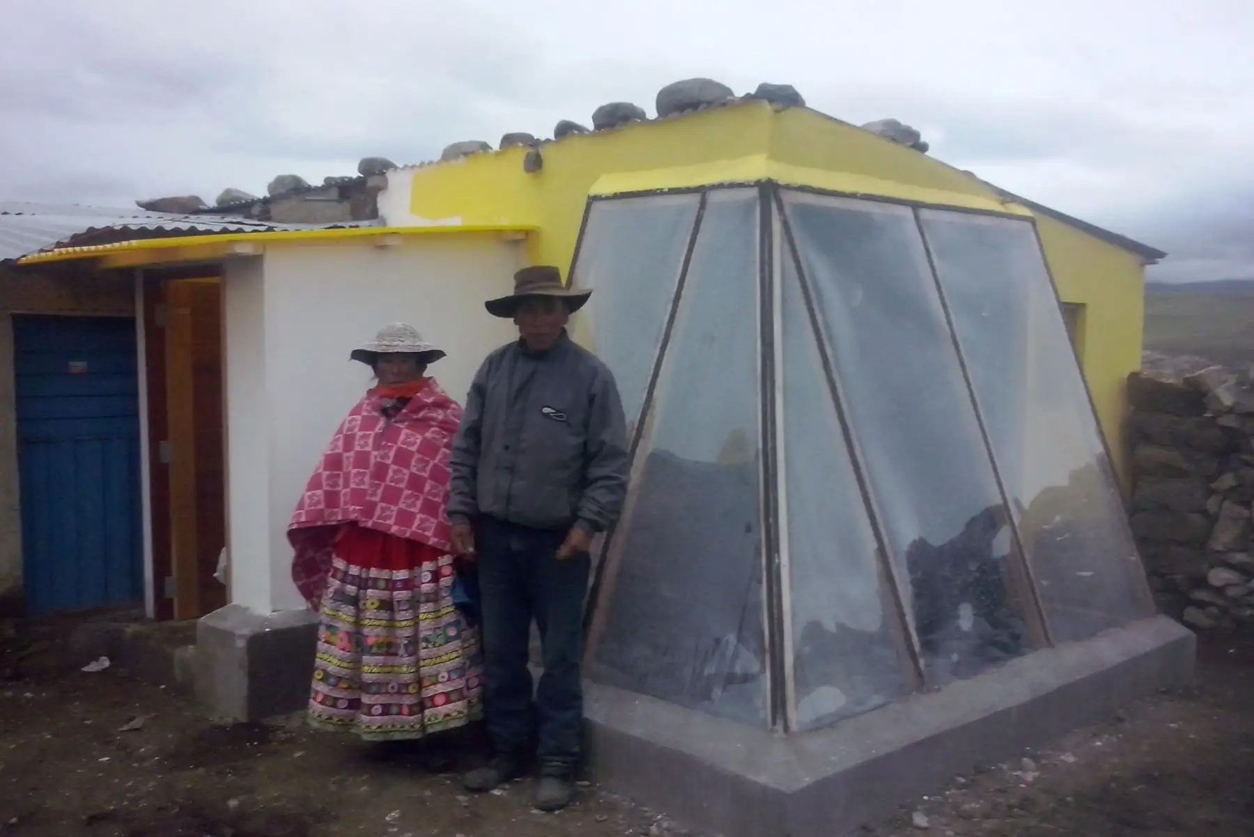 El sistema utilizado en las "casitas calientes" permite que la temperatura se eleve entre 10 y 15 grados en el dormitorio de la vivienda.