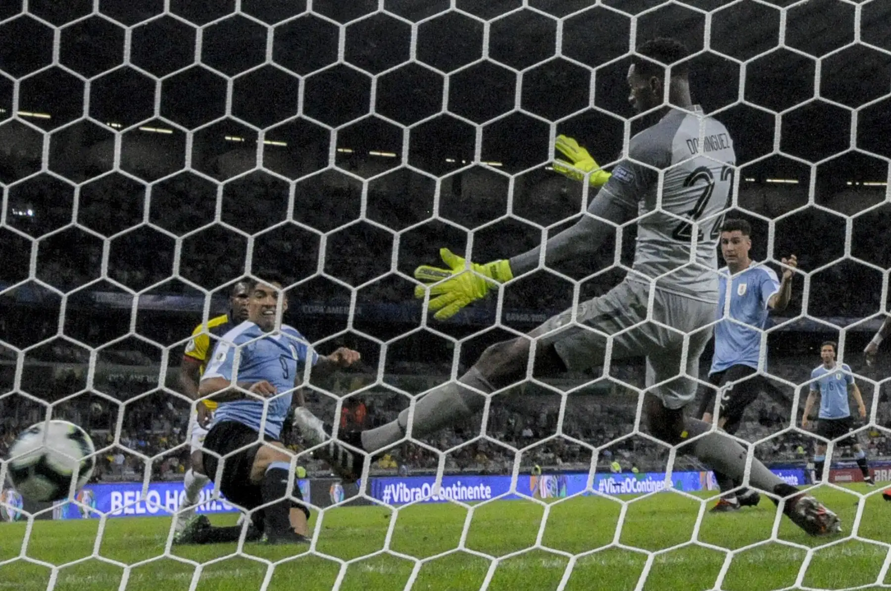Luis Suárez de Uruguay, supera al portero de Ecuador, Alexander Domínguez, durante su partido de torneo de fútbol de Copa América en el estadio Mineirao en Belo Horizonte, Brasil.Foto:AFP