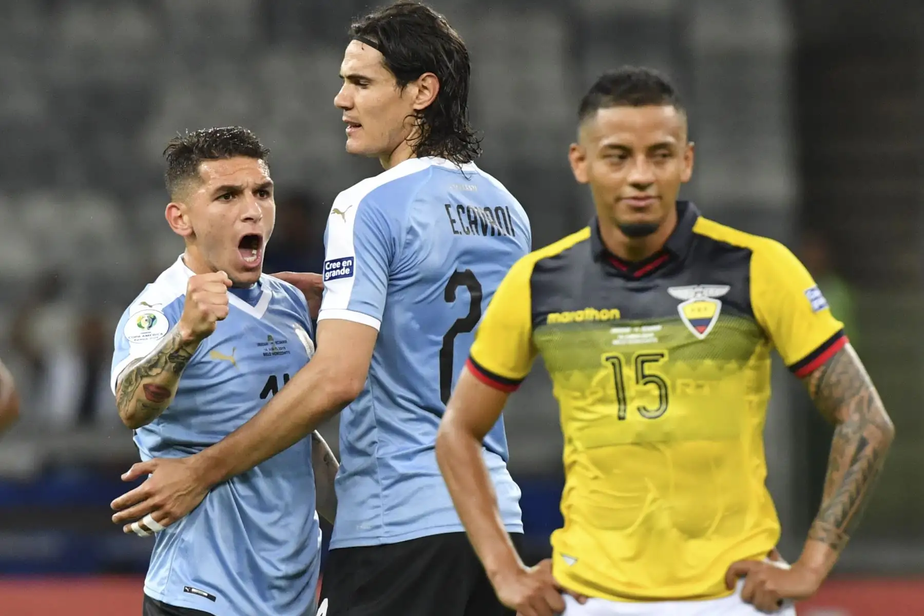 Lucas Torreira (L) y Edinson Cavani de Uruguay celebran después de un gol en propia puerta del ecuatoriano Arturo Mina,  durante su partido de torneo de fútbol de Copa América en el Estadio Mineirao en Belo Horizonte, Brasil.Foto.AFP