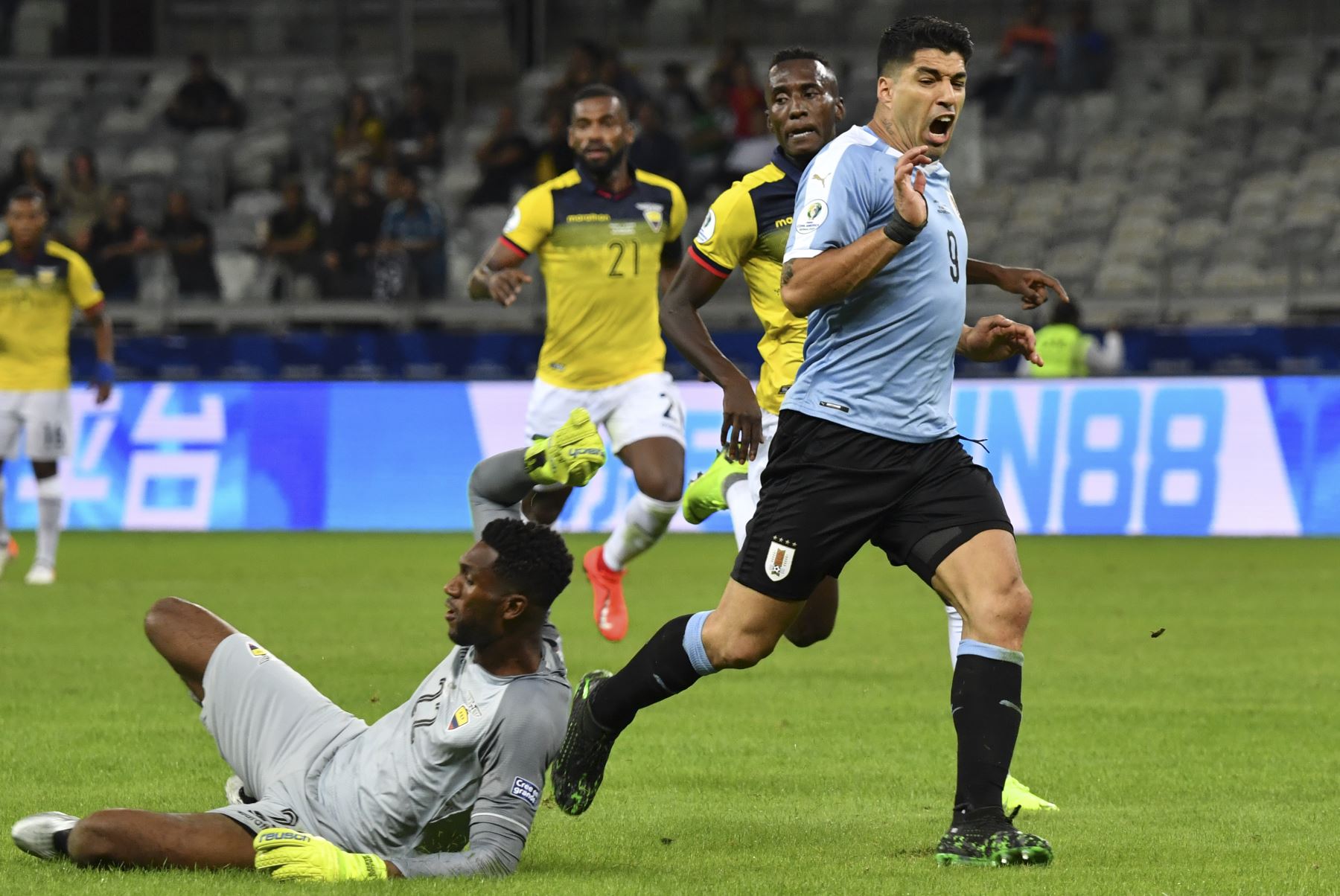El portero ecuatoriano Alexander Domínguez (L) le quita la pelota al uruguayo Luis Suárez durante su partido de torneo de fútbol de la Copa América en el estadio Mineirao en Belo Horizonte, Brasil.Foto.AFP