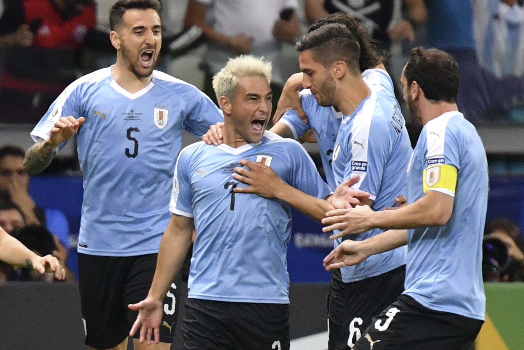 El uruguayo Nicolas Lodeiro (2-L) celebra con sus compañeros de equipo después de marcar contra Ecuador durante su partido de torneo de fútbol de la Copa América en el Estadio Mineirao en Belo Horizonte, Brasil.Foto:AFP