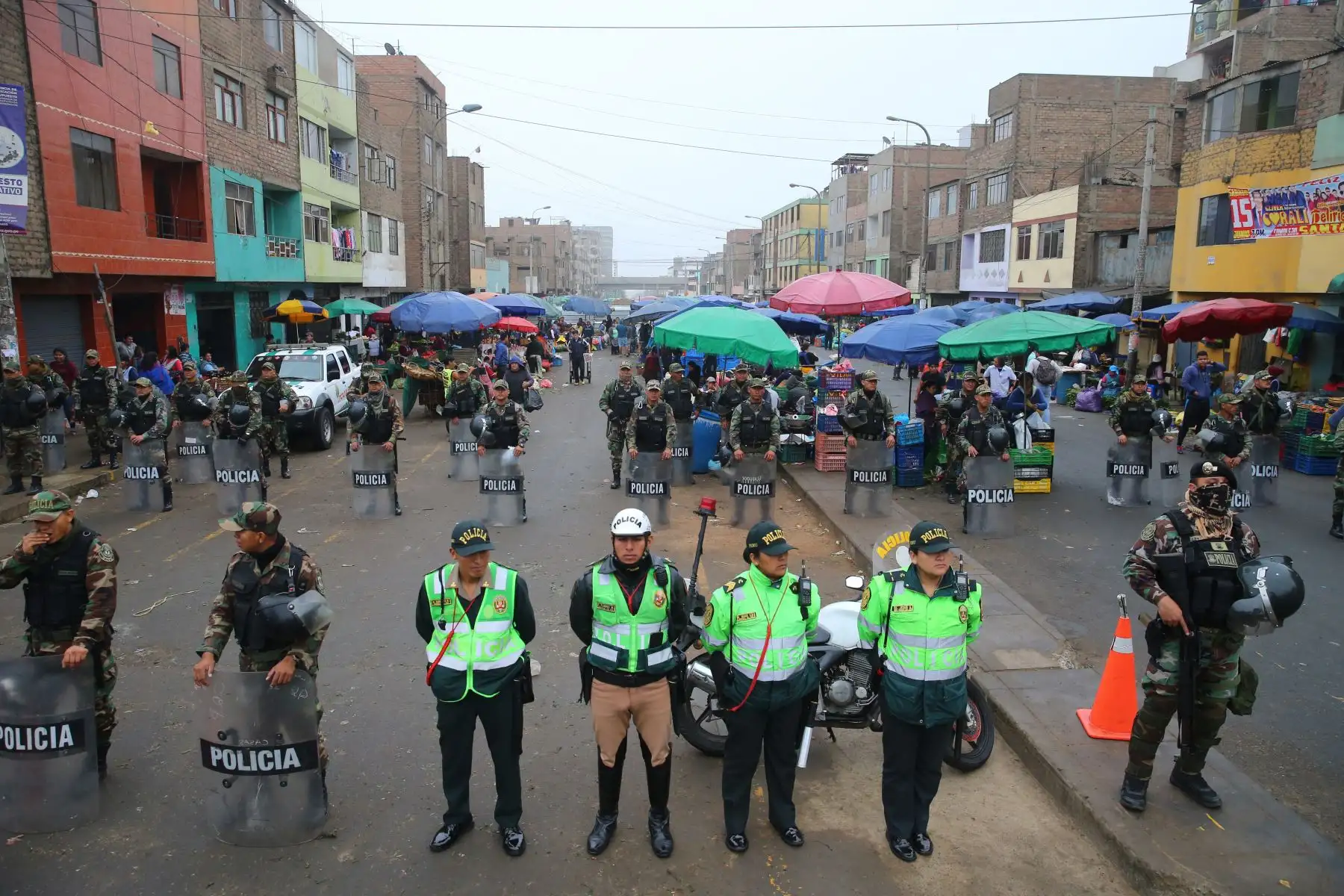 Trece cuadras de la Av. Aviación quedaron libres de ambulantes tras megaoperativo. Foto: ANDINA/Vidal Tarqui
