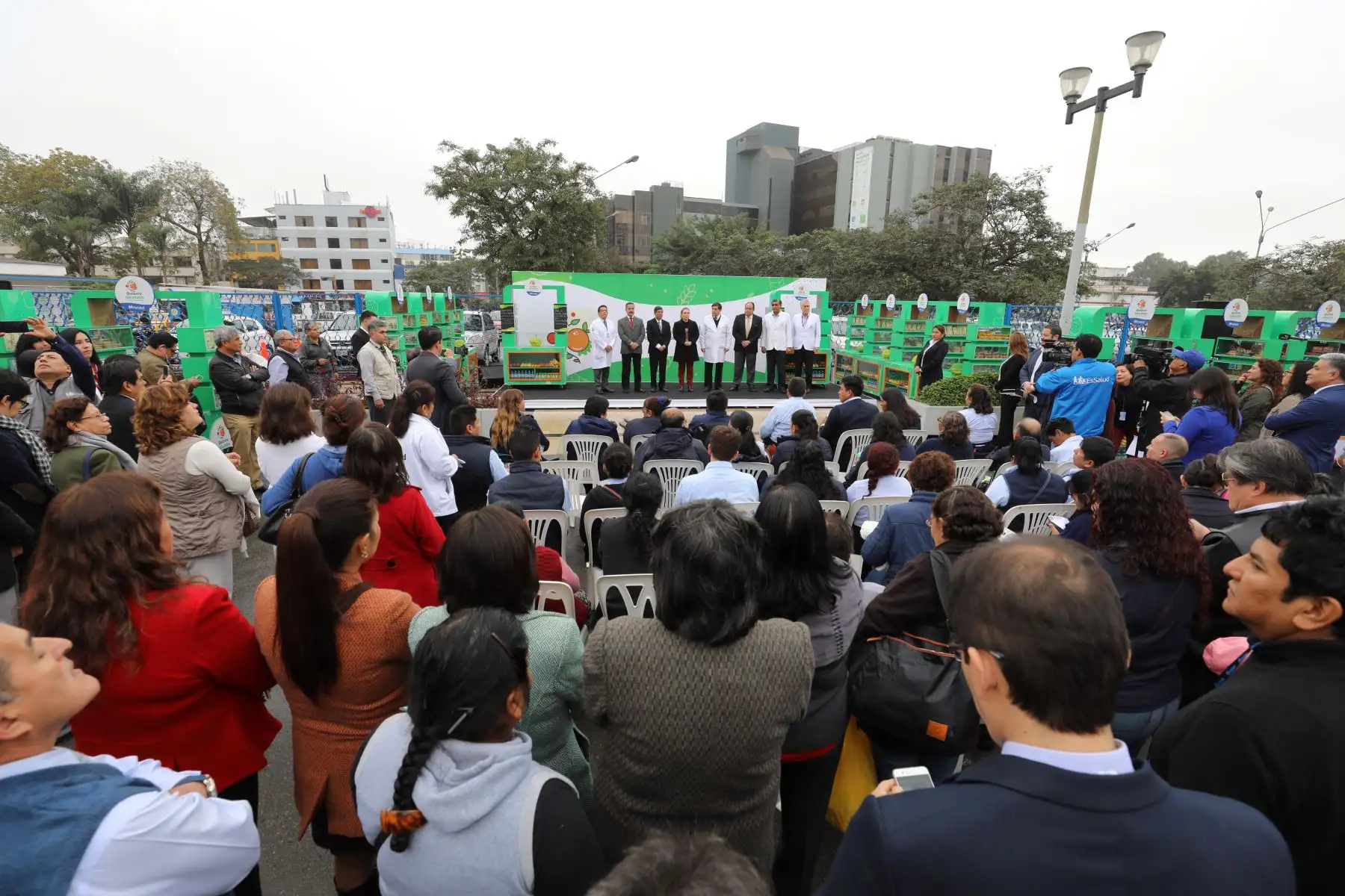 La presidenta ejecutiva del Seguro Social de Salud (EsSalud), Fiorella Molinelli, entregó 55 quioscos que contribuirán a promover el consumo de alimentos saludables en los trabajadores, asegurados y visitantes en general, que concurran a las instalaciones de la institución.
Foto: ANDINA/EsSalud