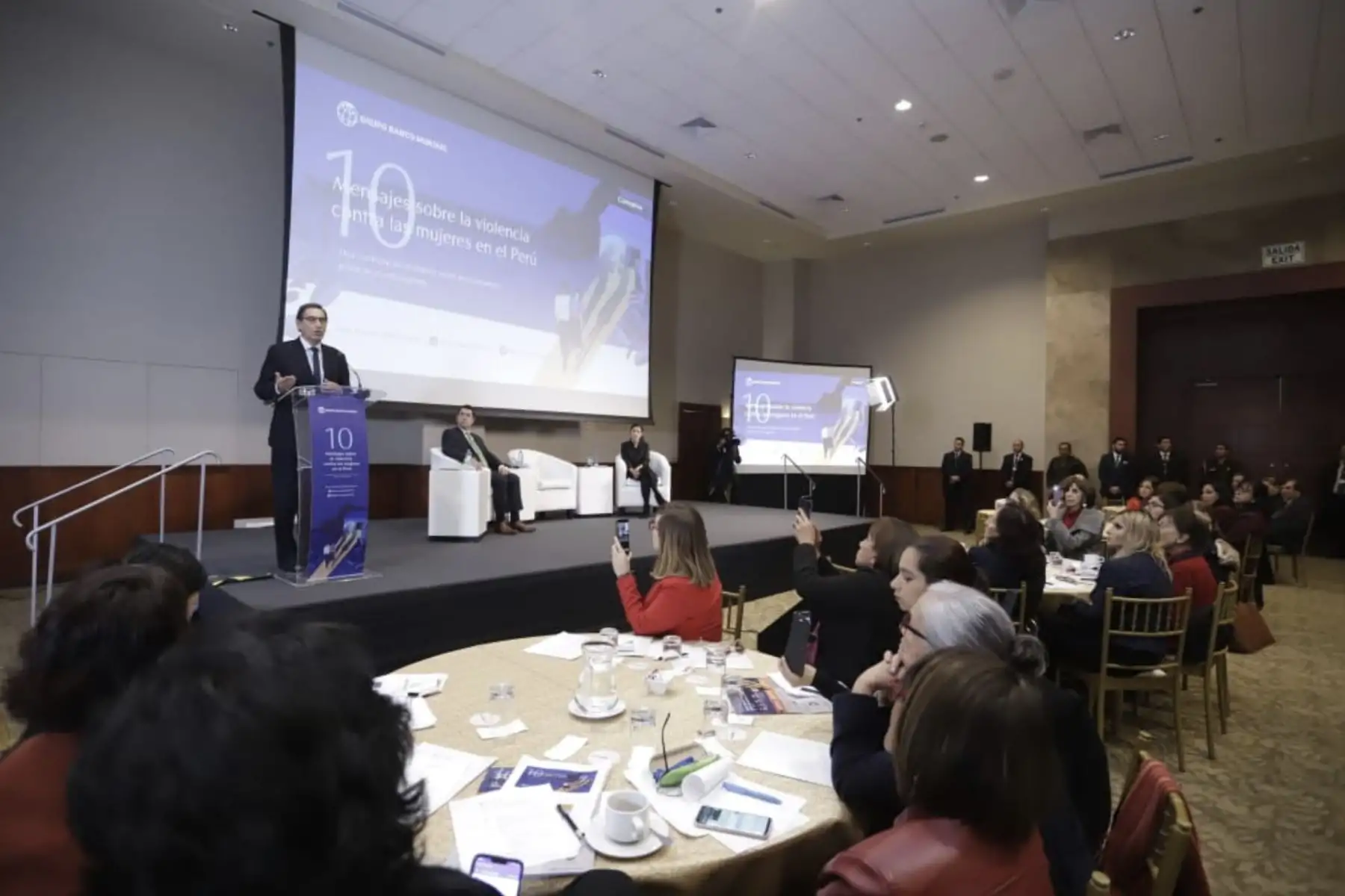Presidente Vizcarra participa en la presentación del estudio “ 10 mensajes sobre la violencia contra las mujeres en el Perú” que analiza el gasto público en intervenciones sobre prevención y atención a la violencia de género.
Foto: ANDINA/Prensa Presidencia