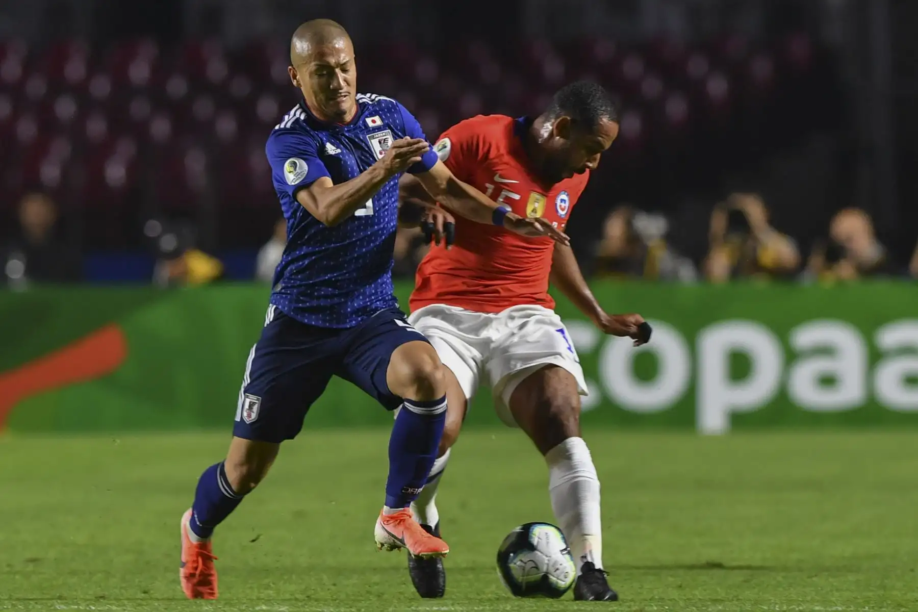 Jean Beausejour (R), de Chile, y Daizen Maeda, de Japón, compiten por el balón durante un partido del Grupo C entre Chile y Japón por la Copa América 2019.
Foto: AFP