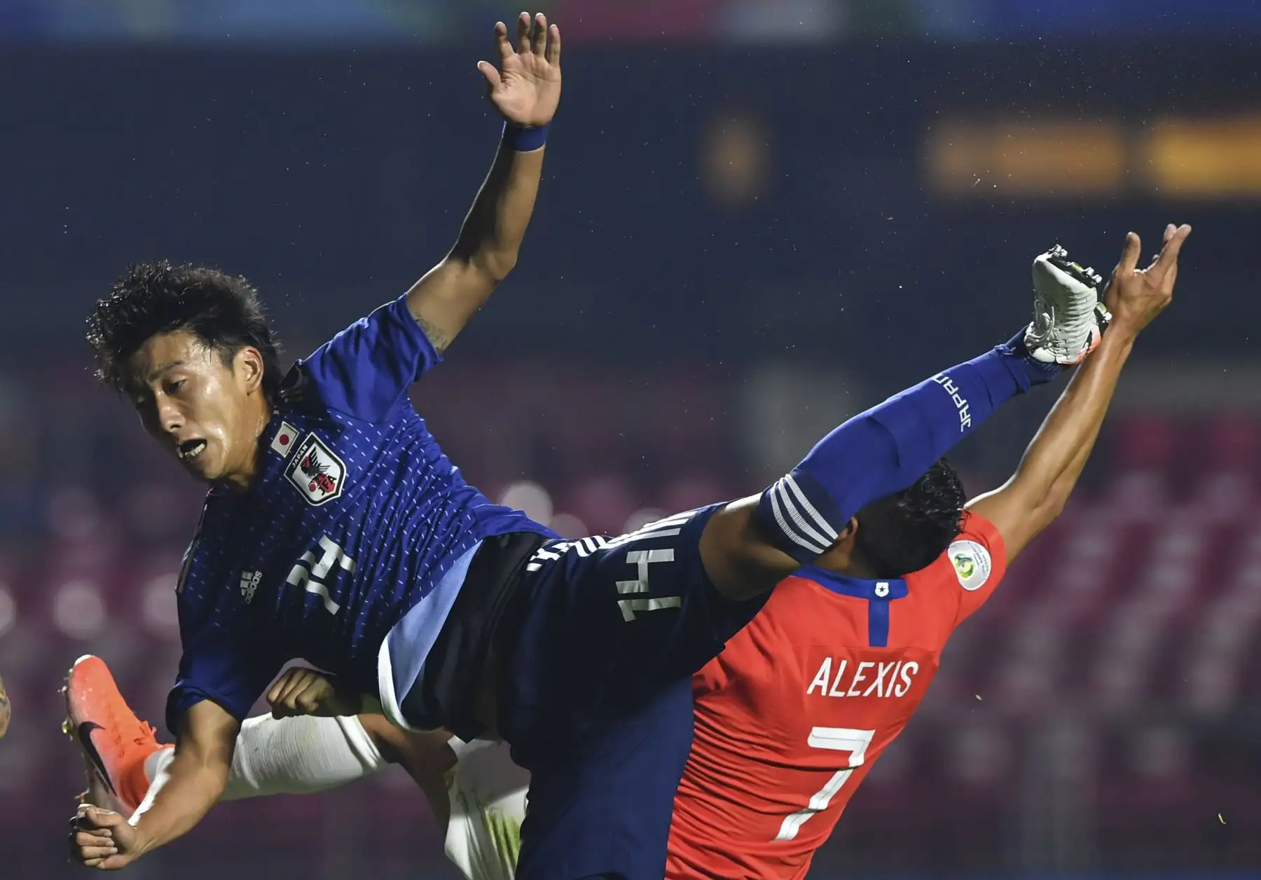 Teruki Hara (L), de Japón, y Alexis Sánchez, de Chile, saltan a la pelota durante un torneo de la Copa América, partido del Grupo C entre Chile y Japón en el Estadio Cicero Pompeu de Sao Paulo.
Foto: AFP