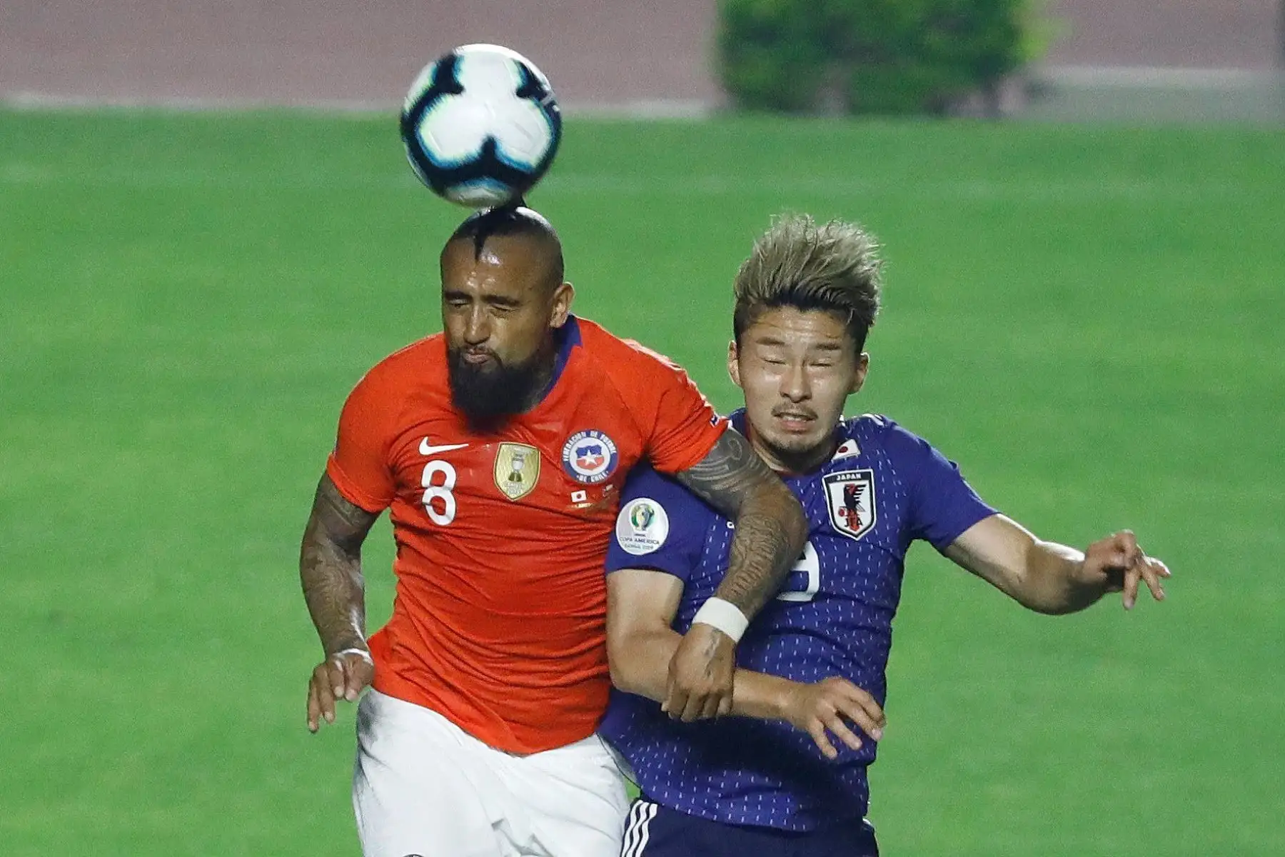 Daizen Maeda de Japón pelea un balón con Arturo Vidal de Chile durante el partido Japón-Chile del Grupo C de la Copa América de Fútbol 2019.
Foto: EFE