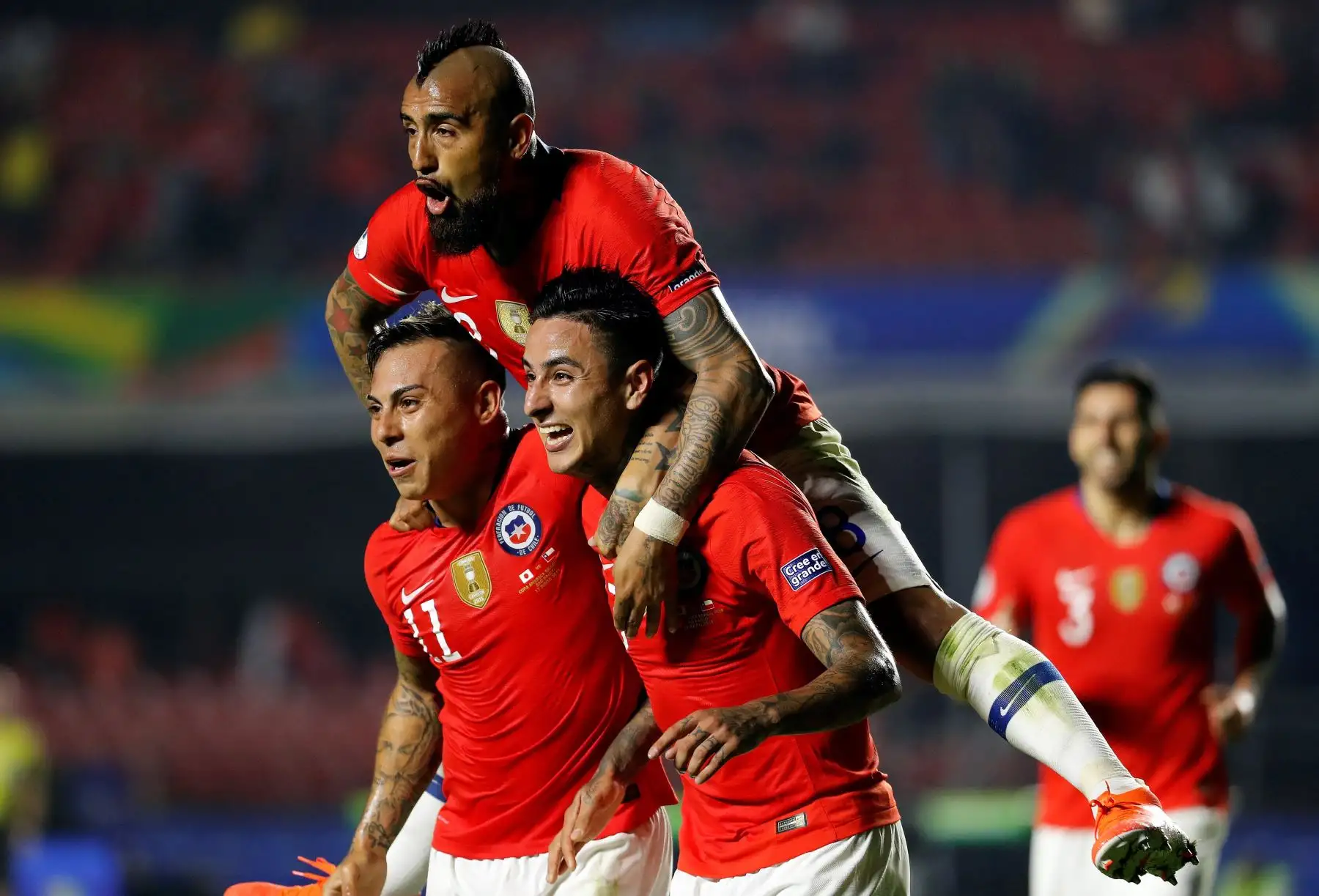 El jugador de Chile Erick Pulgar (c) celebra un gol con Eduardo Vargas y Arturo Vidal (arriba) durante el partido Japón-Chile del Grupo C de la Copa América de Fútbol 2019.
Foto: EFE