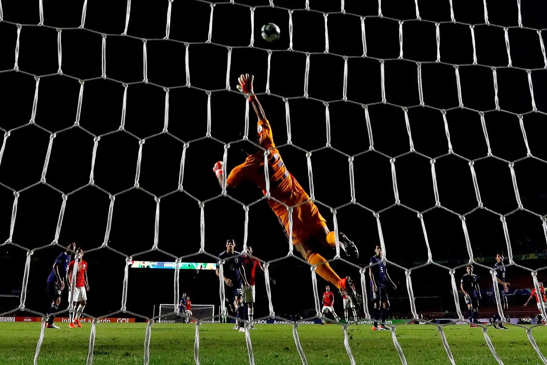 El arquero de Japón Eiji Kawashima salta por el balón durante el partido Japón-Chile del Grupo C de la Copa América de Fútbol 2019.
Foto: EFE