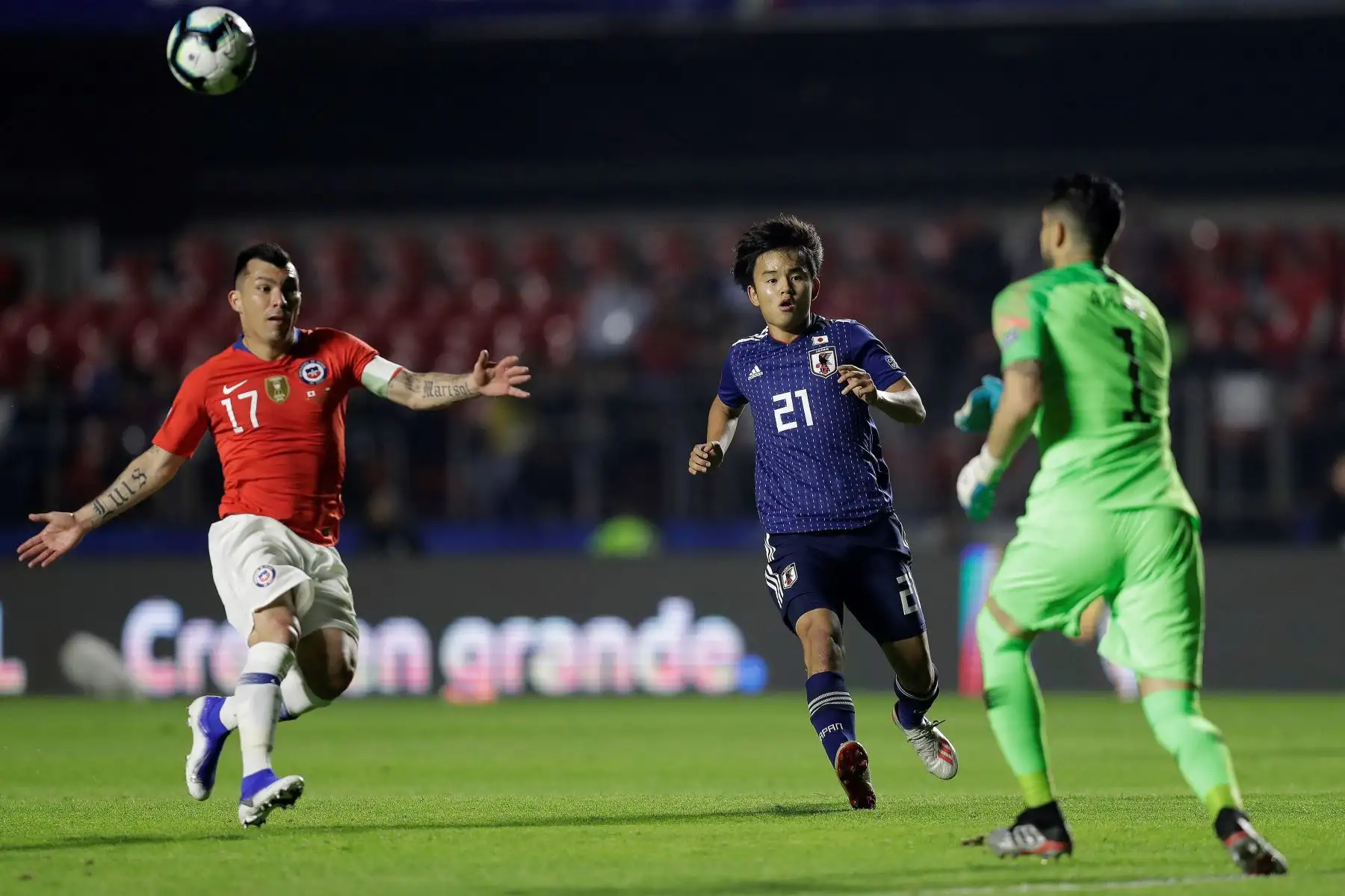 Takefusa Kubo (c) de Japón pelea el balón con Gary Medel (i) de Chile durante el partido Japón-Chile del Grupo C de la Copa América de Fútbol 2019.
Foto: EFE