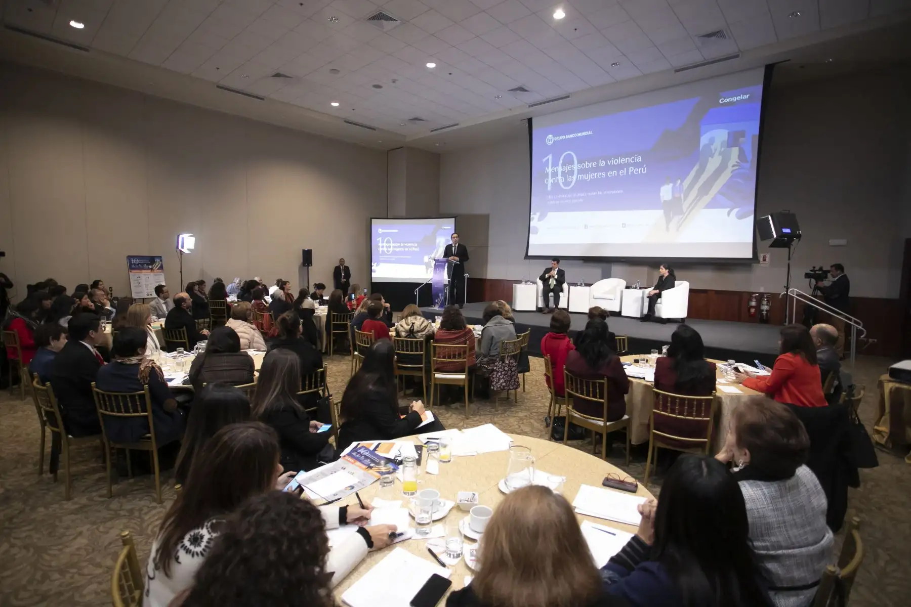 Presidente Vizcarra participa en la presentación del estudio “ 10 mensajes sobre la violencia contra las mujeres en el Perú” que analiza el gasto público en intervenciones sobre prevención y atención a la violencia de género.
Foto: ANDINA/Prensa Presidencia