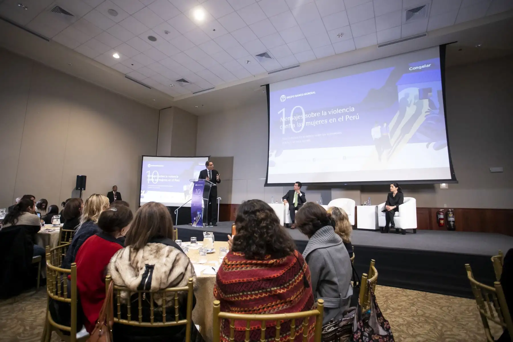 Presidente Vizcarra participa en la presentación del estudio “ 10 mensajes sobre la violencia contra las mujeres en el Perú” que analiza el gasto público en intervenciones sobre prevención y atención a la violencia de género.
Foto: ANDINA/Prensa Presidencia