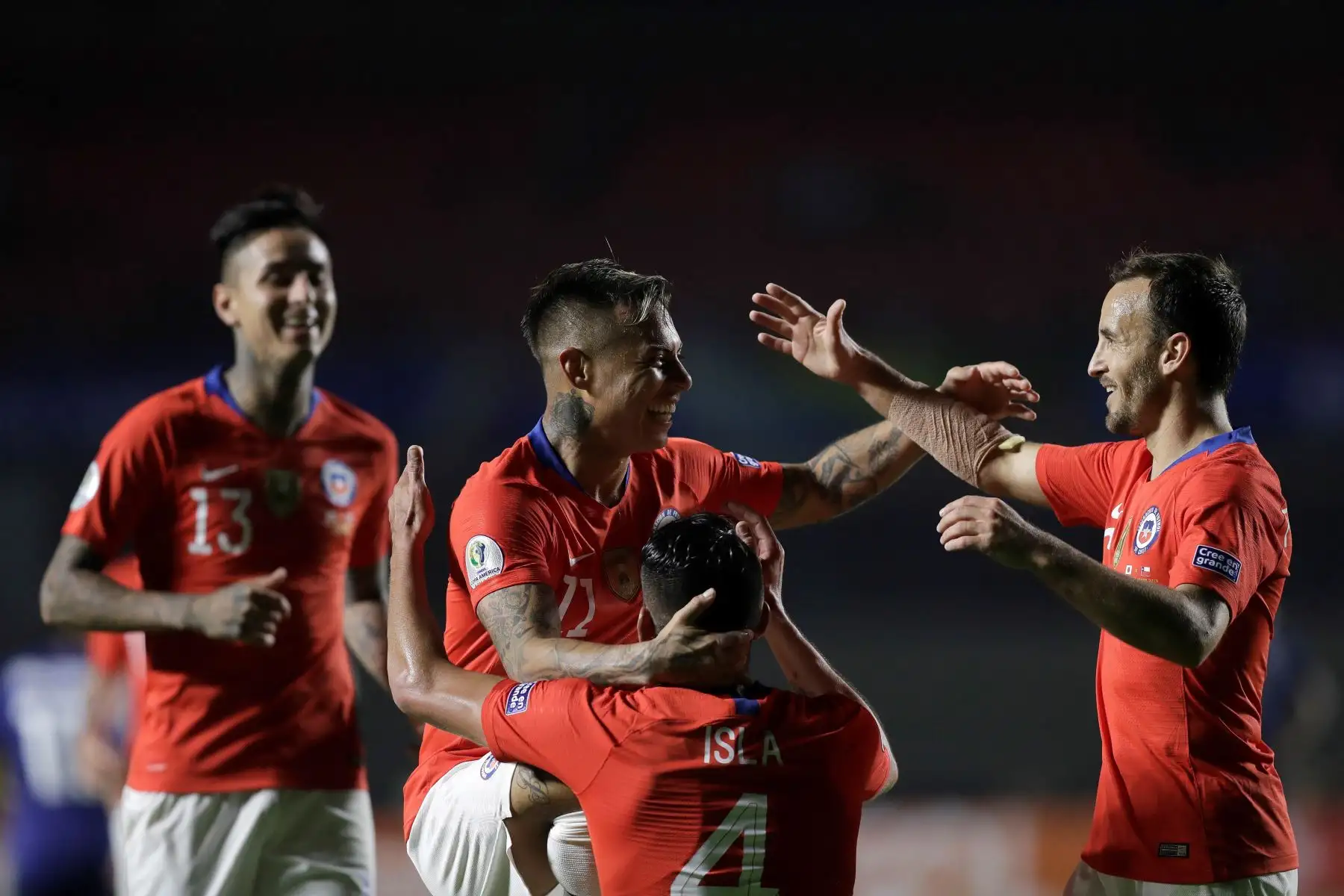El jugador de Chile Eduardo Vargas (2-i) celebra un gol durante el partido Japón-Chile del Grupo C de la Copa América de Fútbol 2019.
Foto: EFE