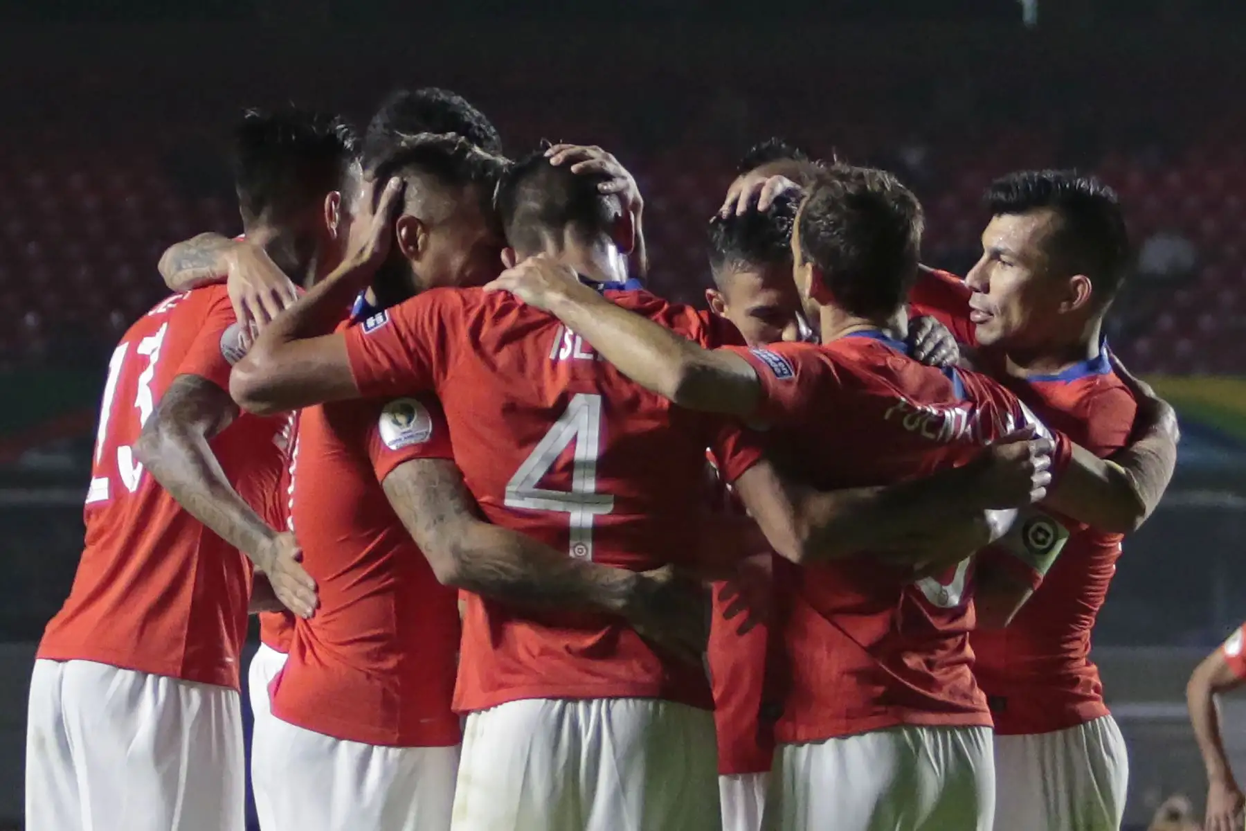 El chileno Alexis Sánchez (3-R) celebra con sus compañeros de equipo durante un partido de Copa América en el torneo de fútbol del Grupo C entre Chile y Japón.
Foto: AFP