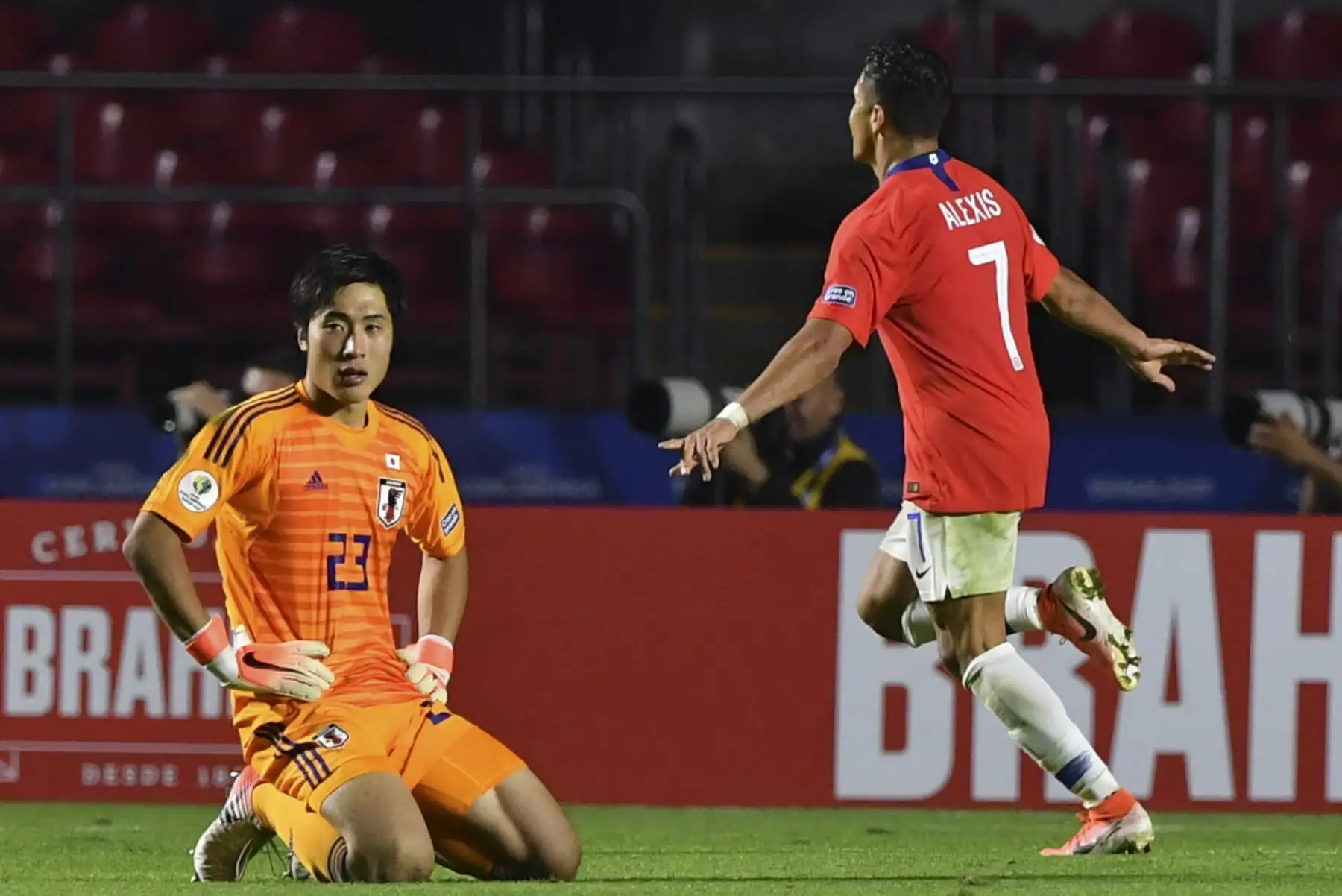 El chileno Alexis Sánchez (R) celebra después de marcar como el arquero de Japón, Keisuke Osako, reacciona durante un torneo de fútbol de la Copa América, Grupo C entre Chile y Japón.
Foto: AFP