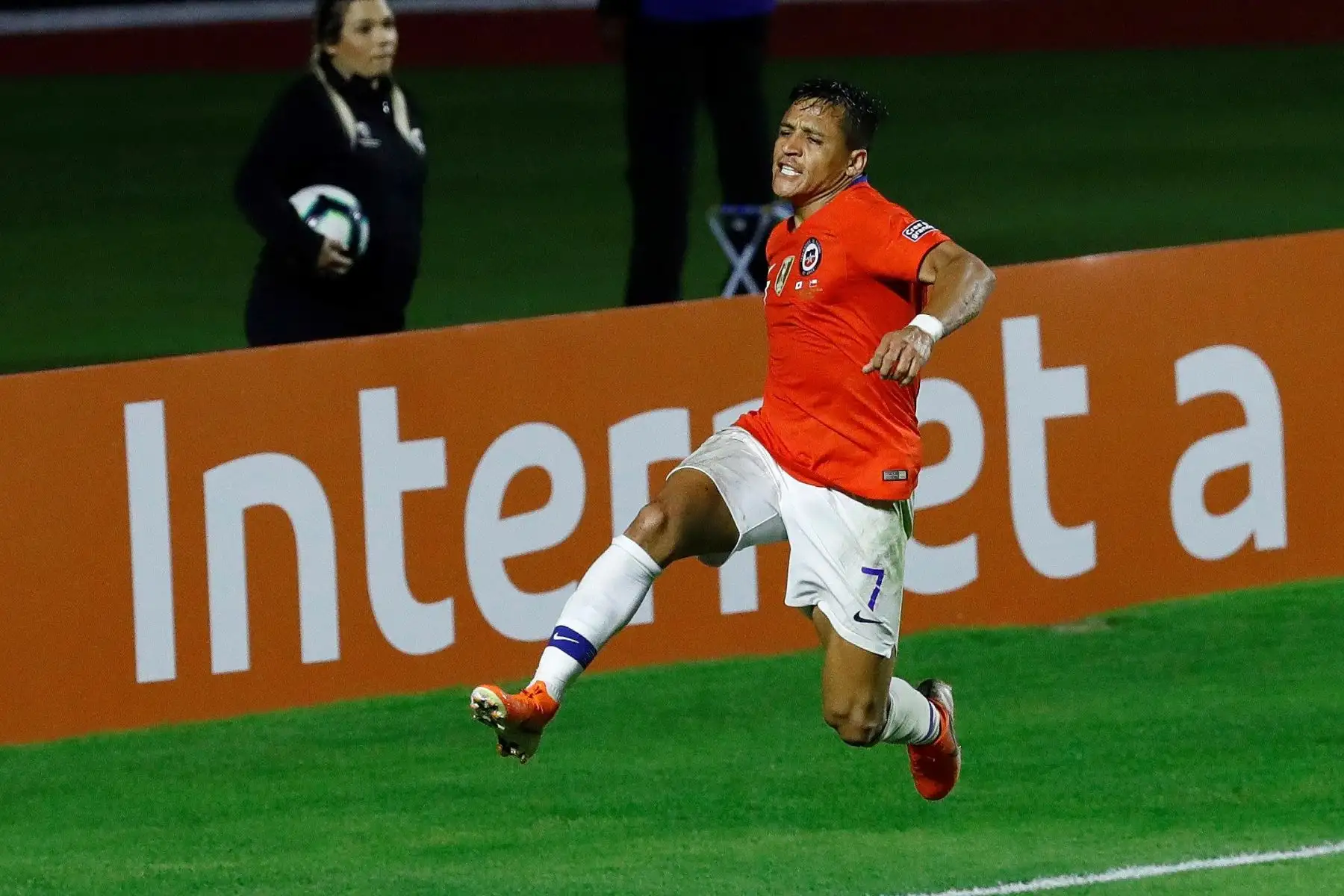 Alexis Sánchez de Chile celebra el 3 a 0 durante el partido Japón-Chile del Grupo C de la Copa América de Fútbol 2019.
Foto: EFE
